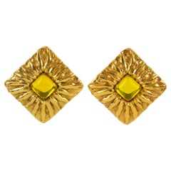 Jean Patou Paris Pendientes de clip Sol de metal dorado con cabujón de vidrio vertido amarillo