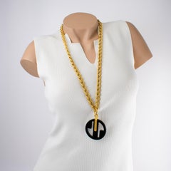 Jean Patou Paris Modernist vergoldete Kette mit schwarzem Lucite-Medaillon