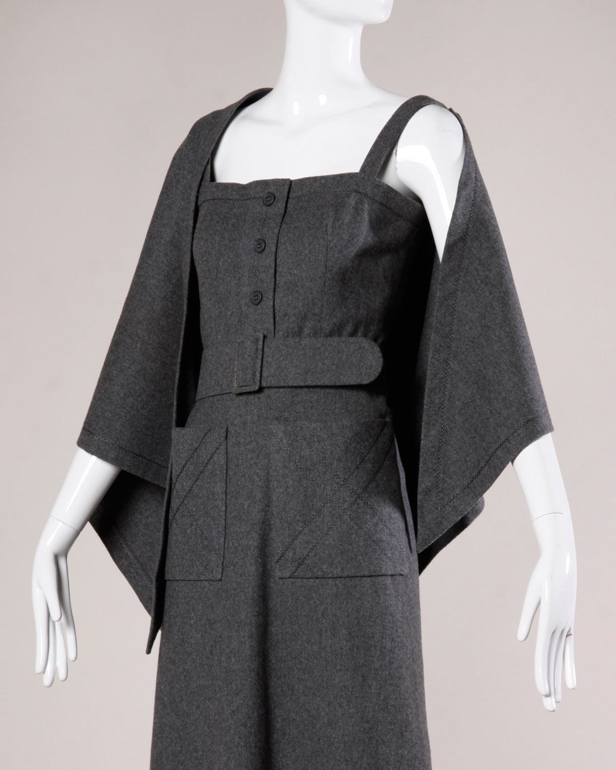 Impresionante conjunto Jean Patou de lujosa lana gris de peso medio, con maxivestido sin mangas, cinturón a juego y chal a juego. Calidad y construcción magníficas. Todas las piezas pueden llevarse juntas como conjunto o por separado.