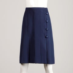 Jupe mod plissée asymétrique vintage Jean Patou en laine et soie bleu marine, années 1960