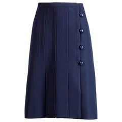 Jupe mod plissée asymétrique vintage Jean Patou en laine et soie bleu marine, années 1960