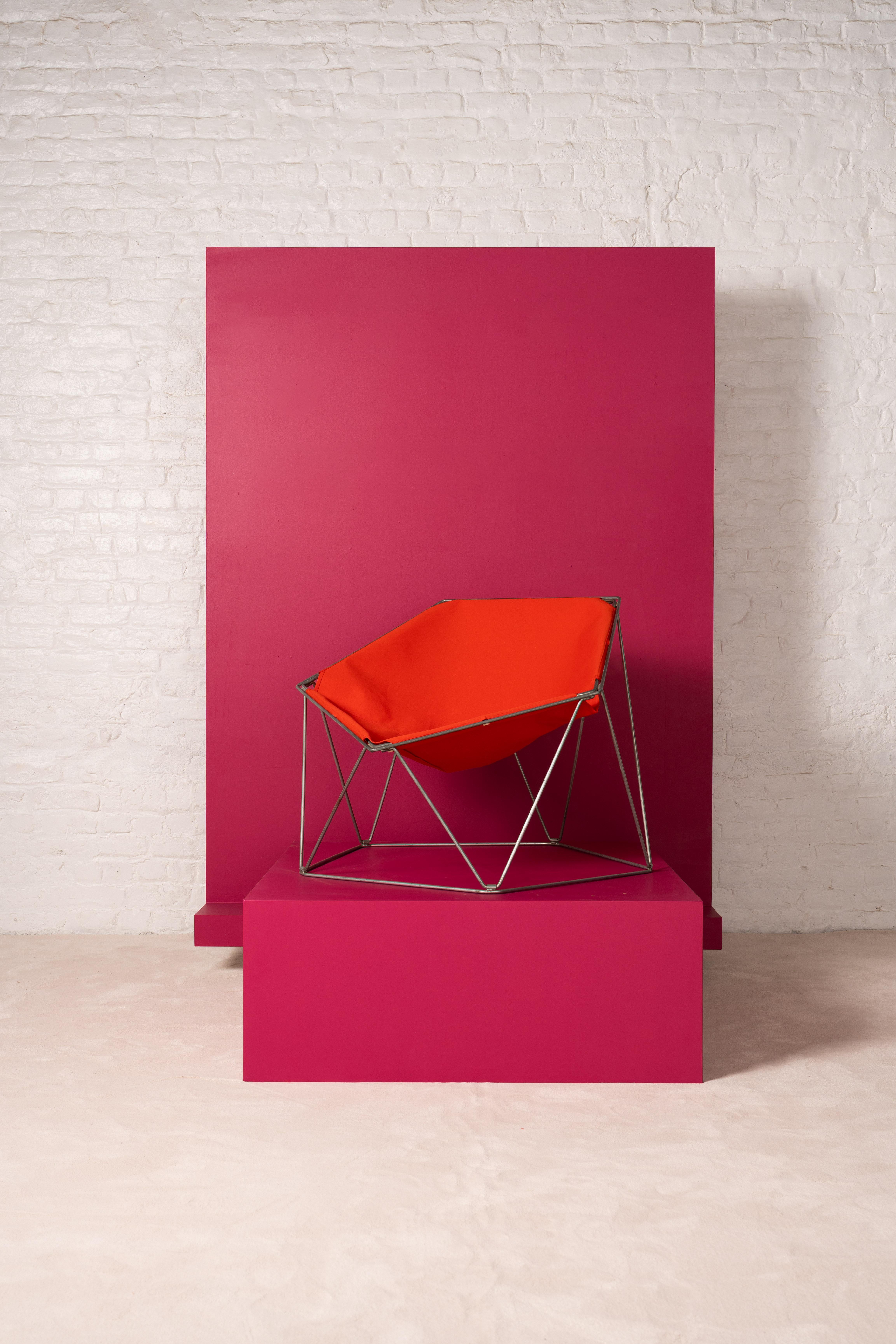 Fabriquées par Bofinger dans les années 1960, ces chaises sont dotées d'une armature métallique à cinq pointes de couleur zinc qui se plie facilement pour le rangement ou le transport.
Jean-Paul Barray et Kim Moltzer, célèbres designers de meubles