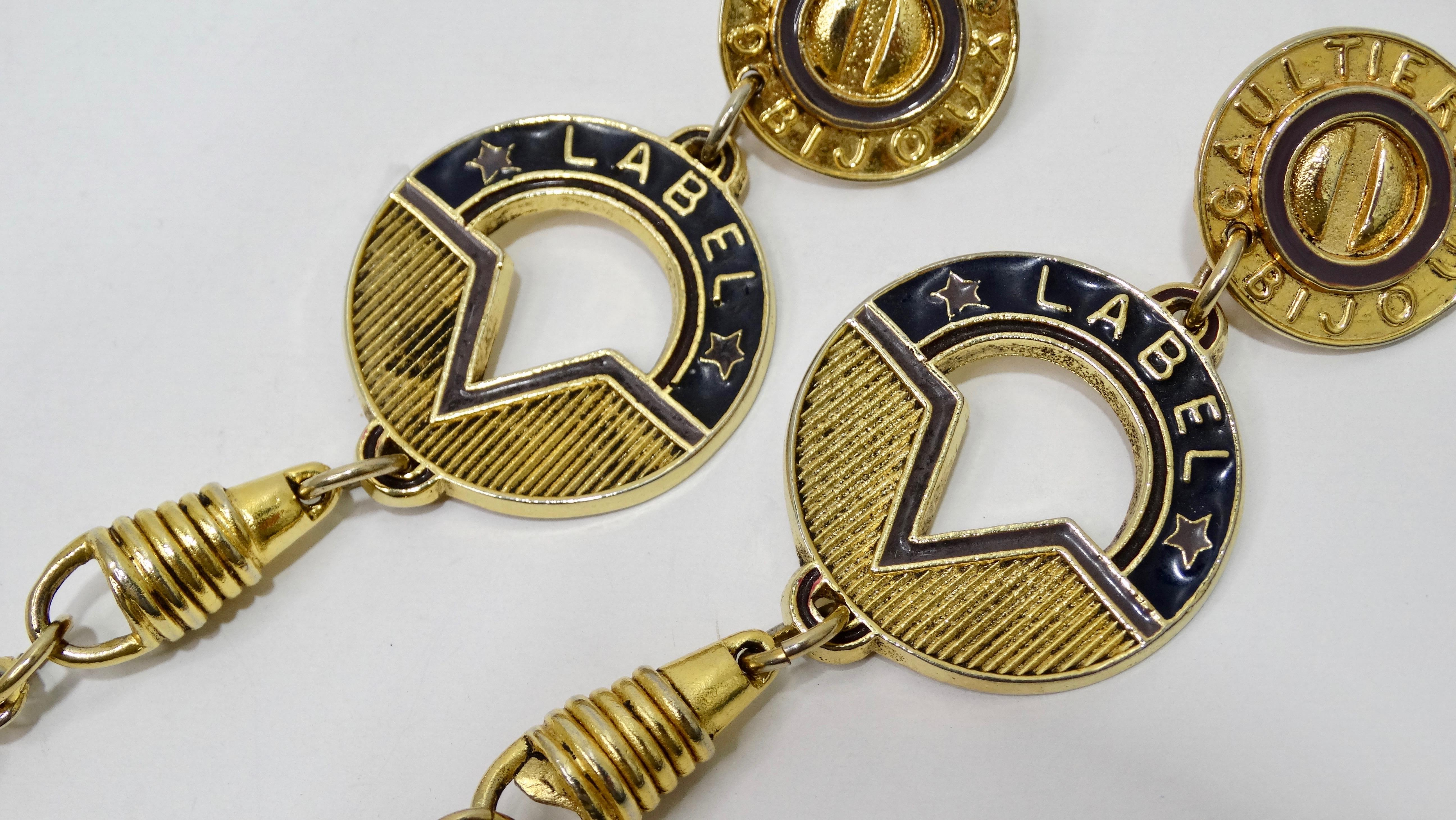 Aggiungi questi rari orecchini JPG alla tua collezione! Circa 1981/1982, questi orecchini penzolanti in stile steampunk recano la scritta 