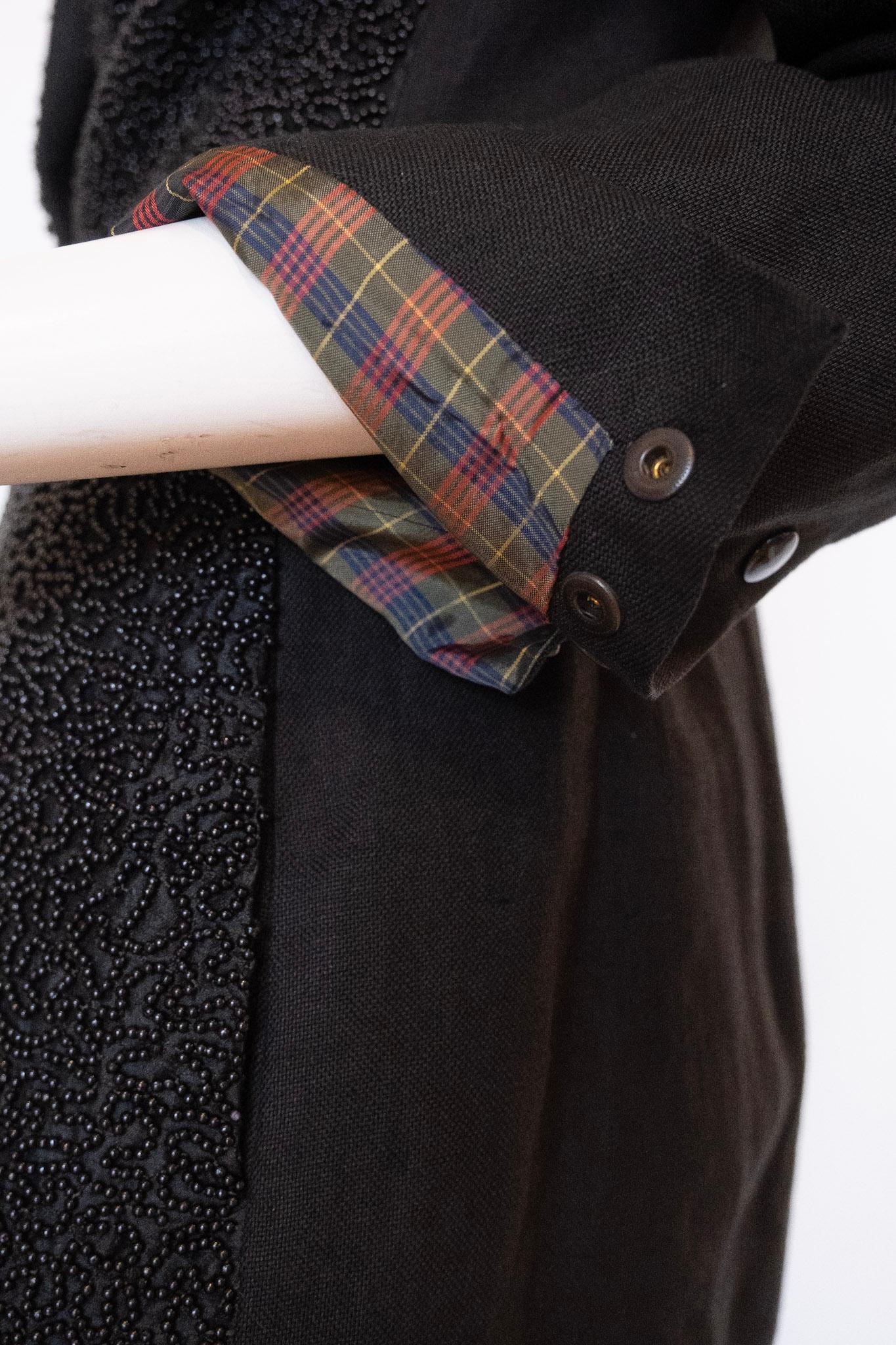 Blazer en lin noir Jean Paul Gaultier 1990. Perles sur tout le devant, poches latérales cachées, boutons pression sur les manches et intérieur en tissu écossais. 

Taille IT42
US6 Small

Mesures : Épaule 