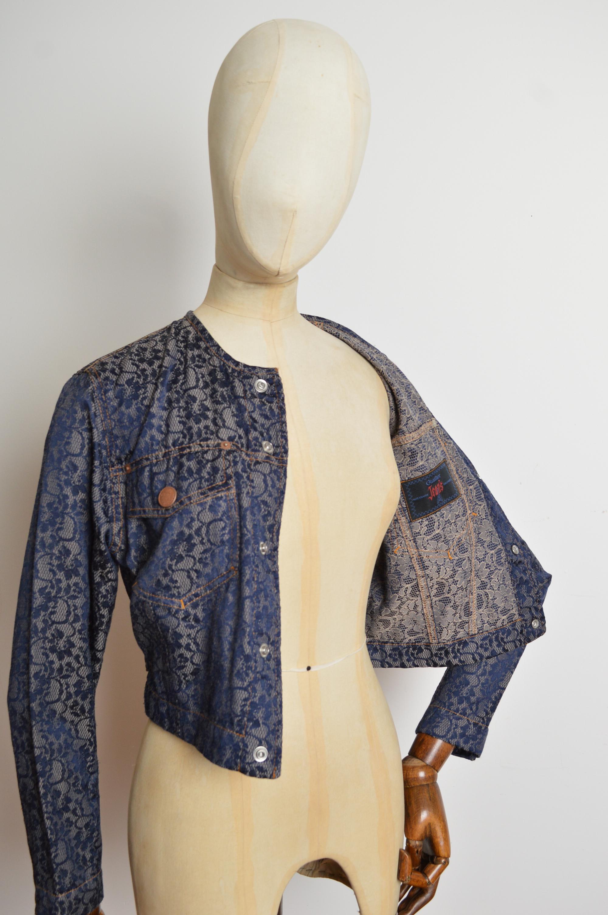 Jean Paul Gaultier Años 90 Encaje Estampado de tul Jacquard Chaqueta recortada sin cuello en venta 6