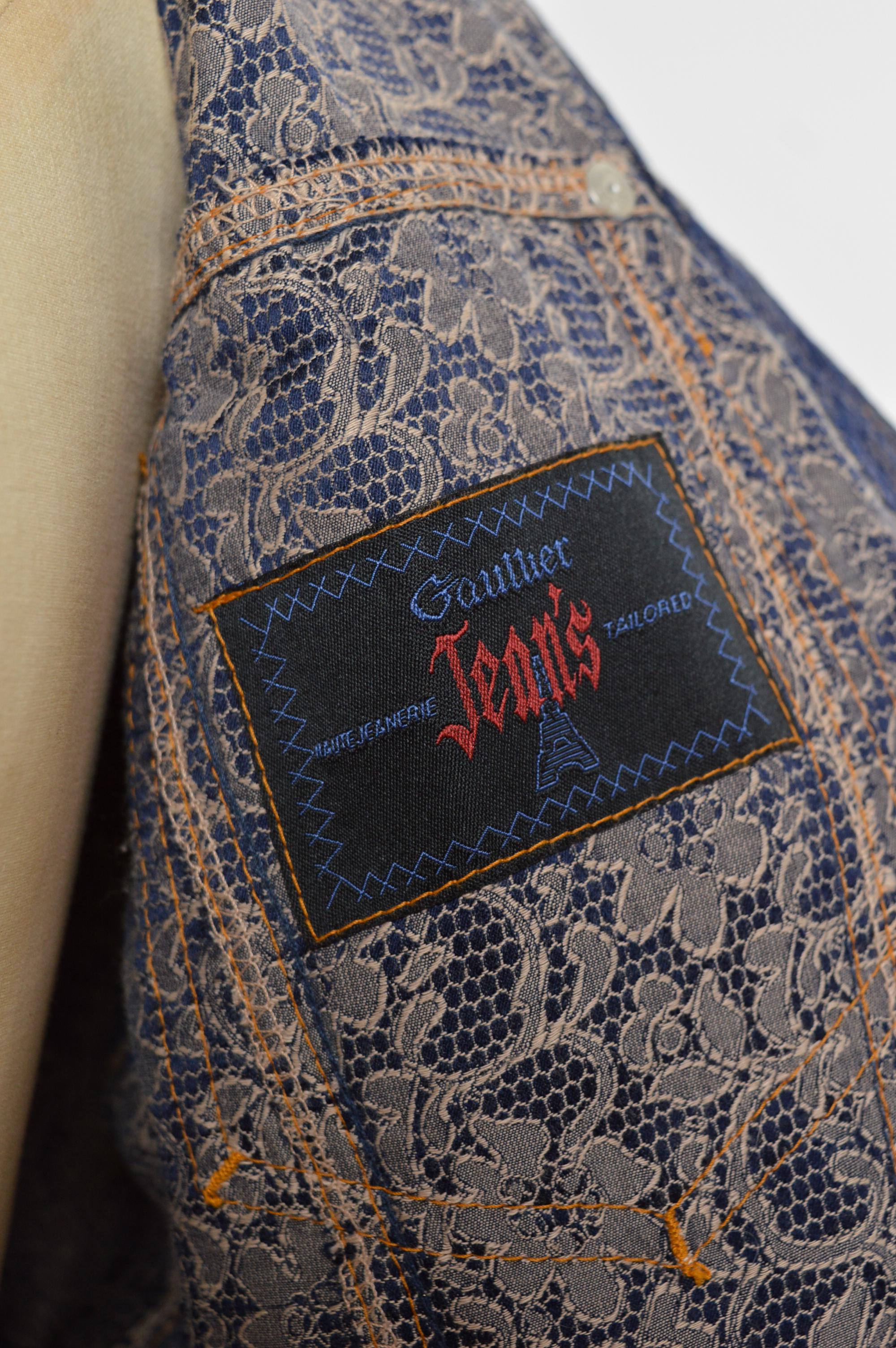Jean Paul Gaultier Años 90 Encaje Estampado de tul Jacquard Chaqueta recortada sin cuello en venta 7