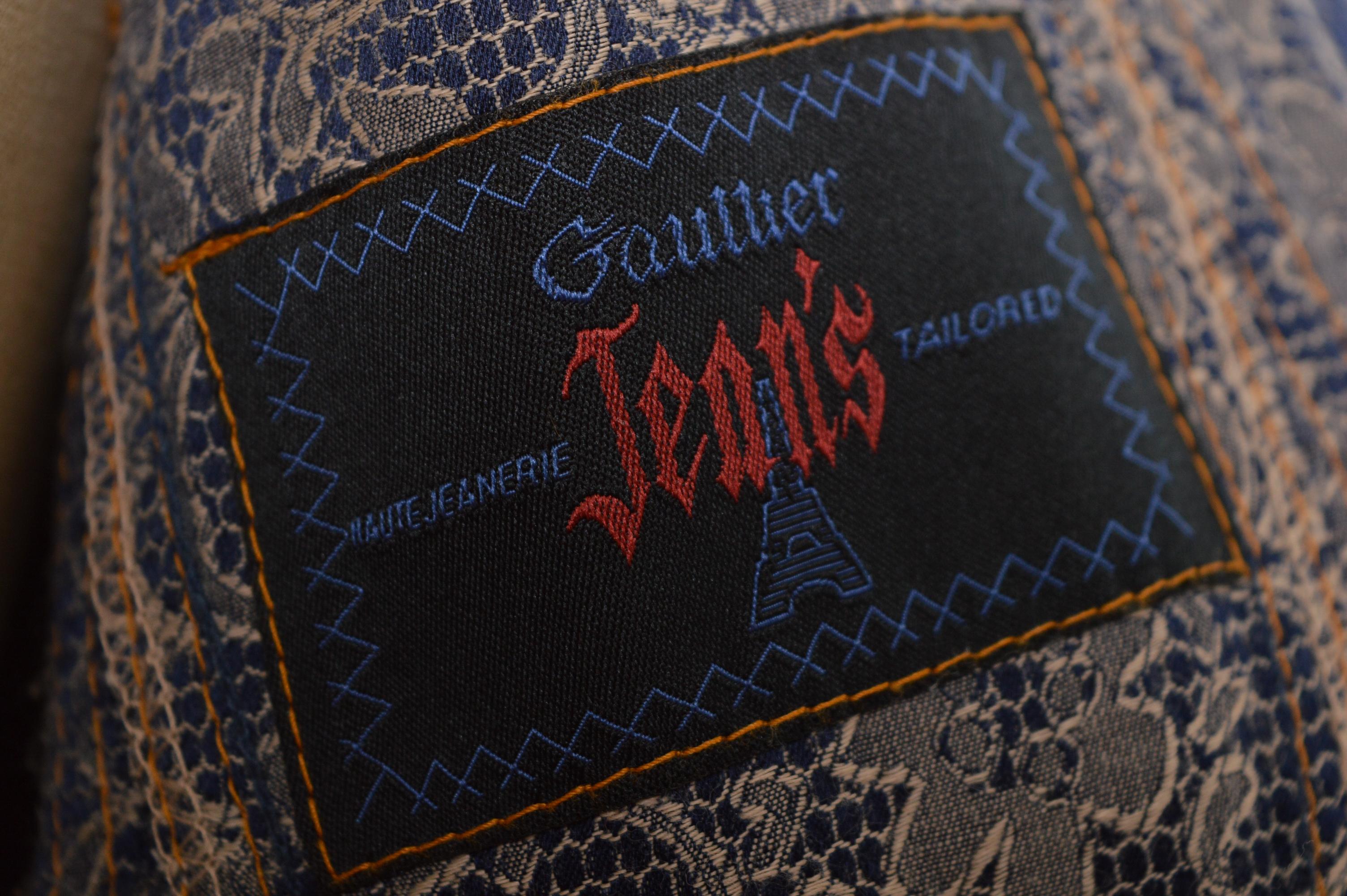 Jean Paul Gaultier Años 90 Encaje Estampado de tul Jacquard Chaqueta recortada sin cuello en venta 8