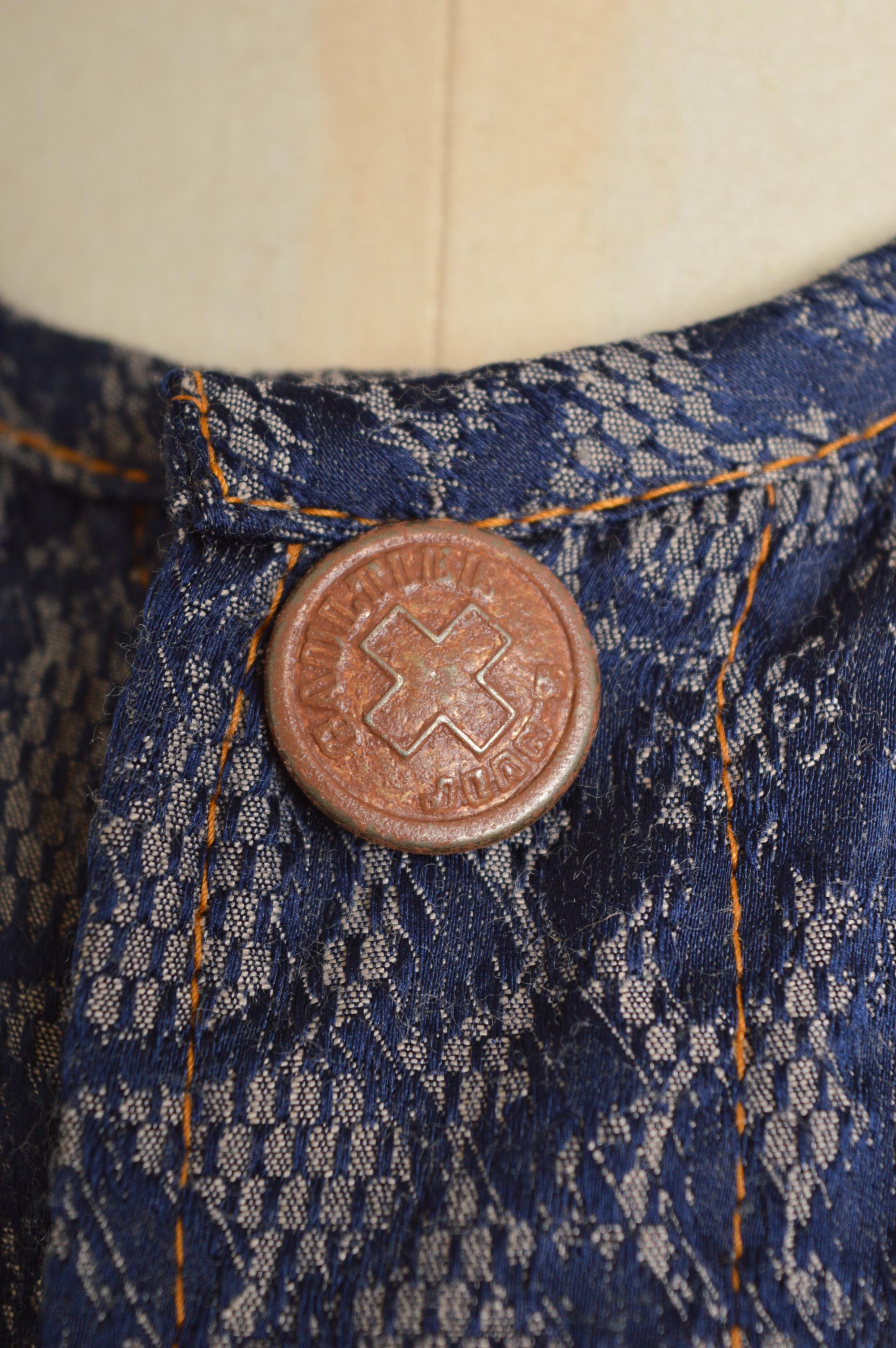 Jean Paul Gaultier Años 90 Encaje Estampado de tul Jacquard Chaqueta recortada sin cuello Negro en venta