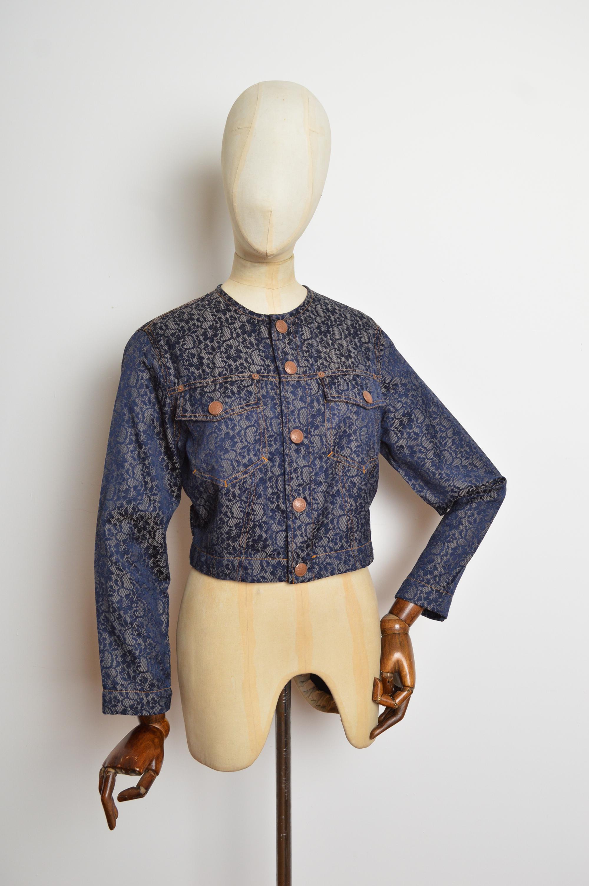 Femenino o masculino Jean Paul Gaultier Años 90 Encaje Estampado de tul Jacquard Chaqueta recortada sin cuello en venta