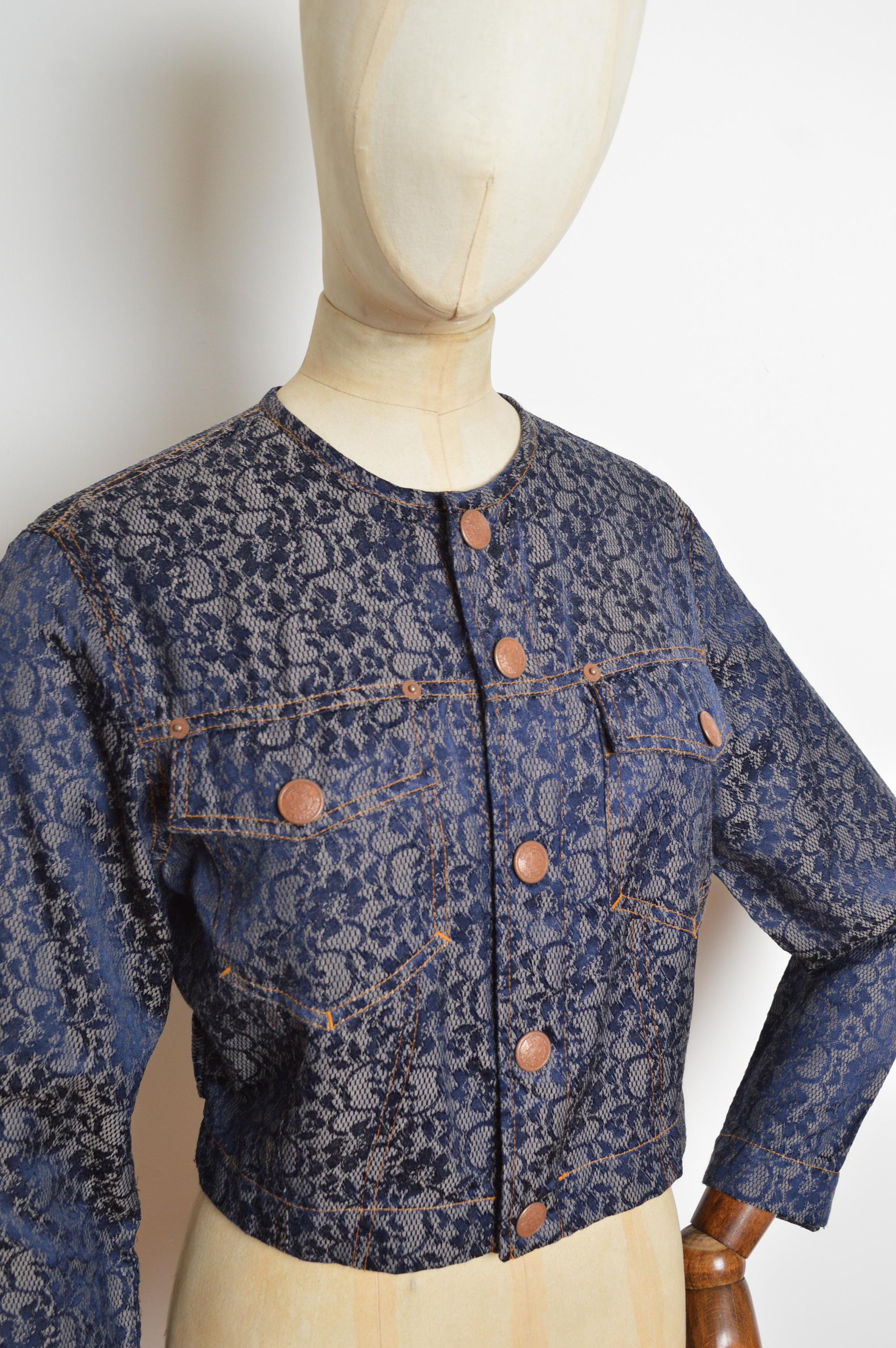 Jean Paul Gaultier Años 90 Encaje Estampado de tul Jacquard Chaqueta recortada sin cuello en venta 1