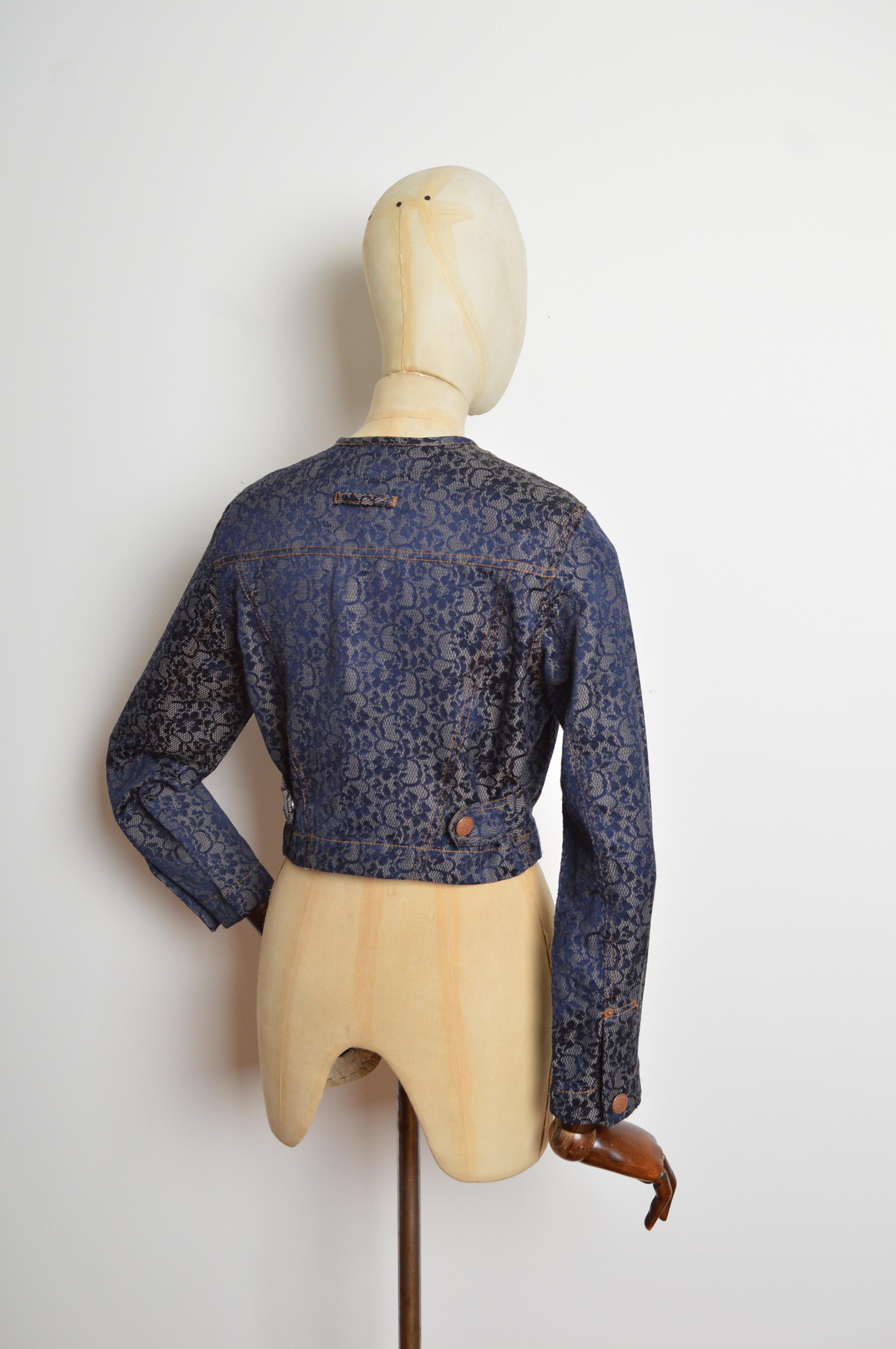 Jean Paul Gaultier Años 90 Encaje Estampado de tul Jacquard Chaqueta recortada sin cuello en venta 2