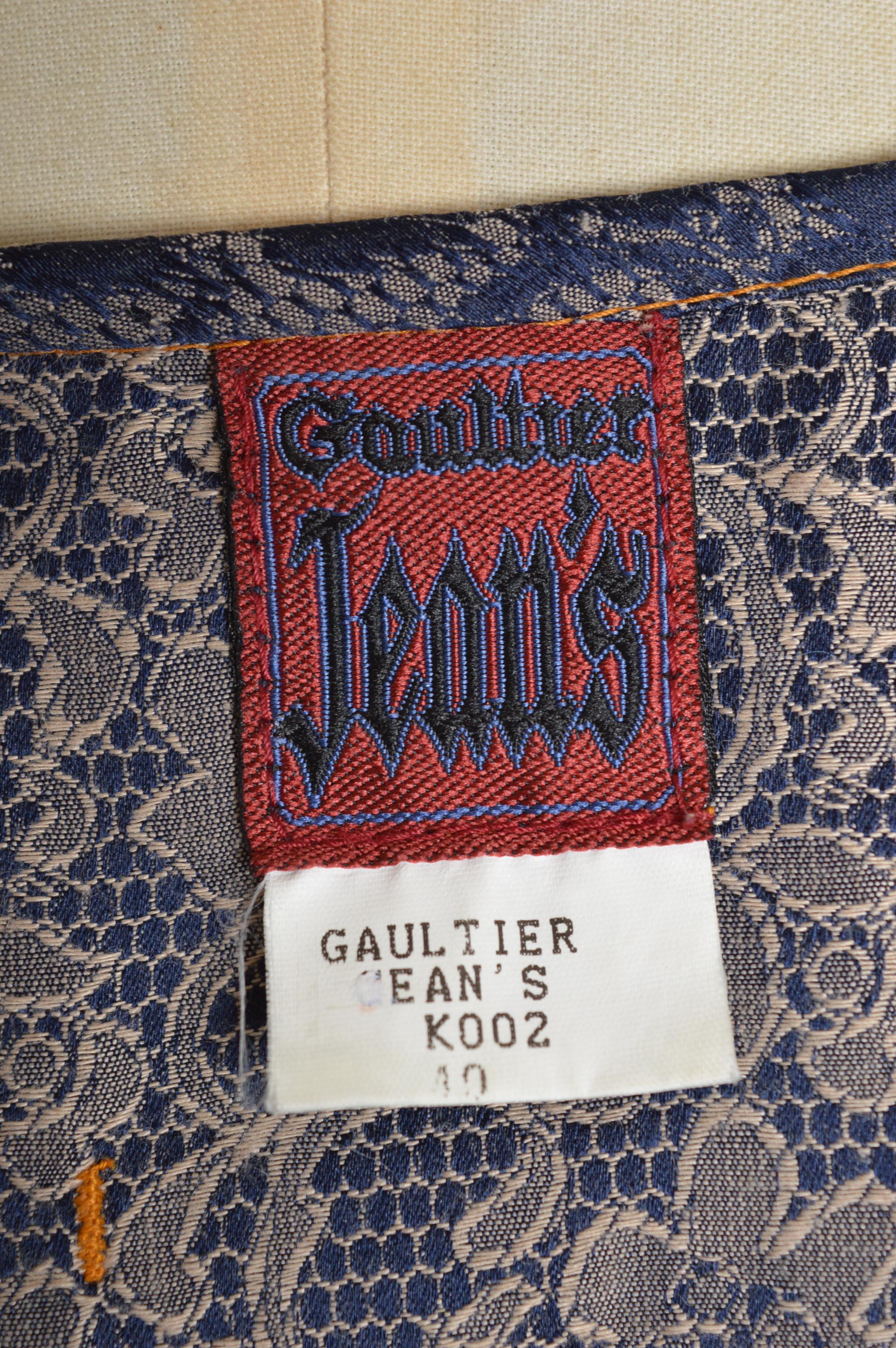 Jean Paul Gaultier Años 90 Encaje Estampado de tul Jacquard Chaqueta recortada sin cuello en venta 3