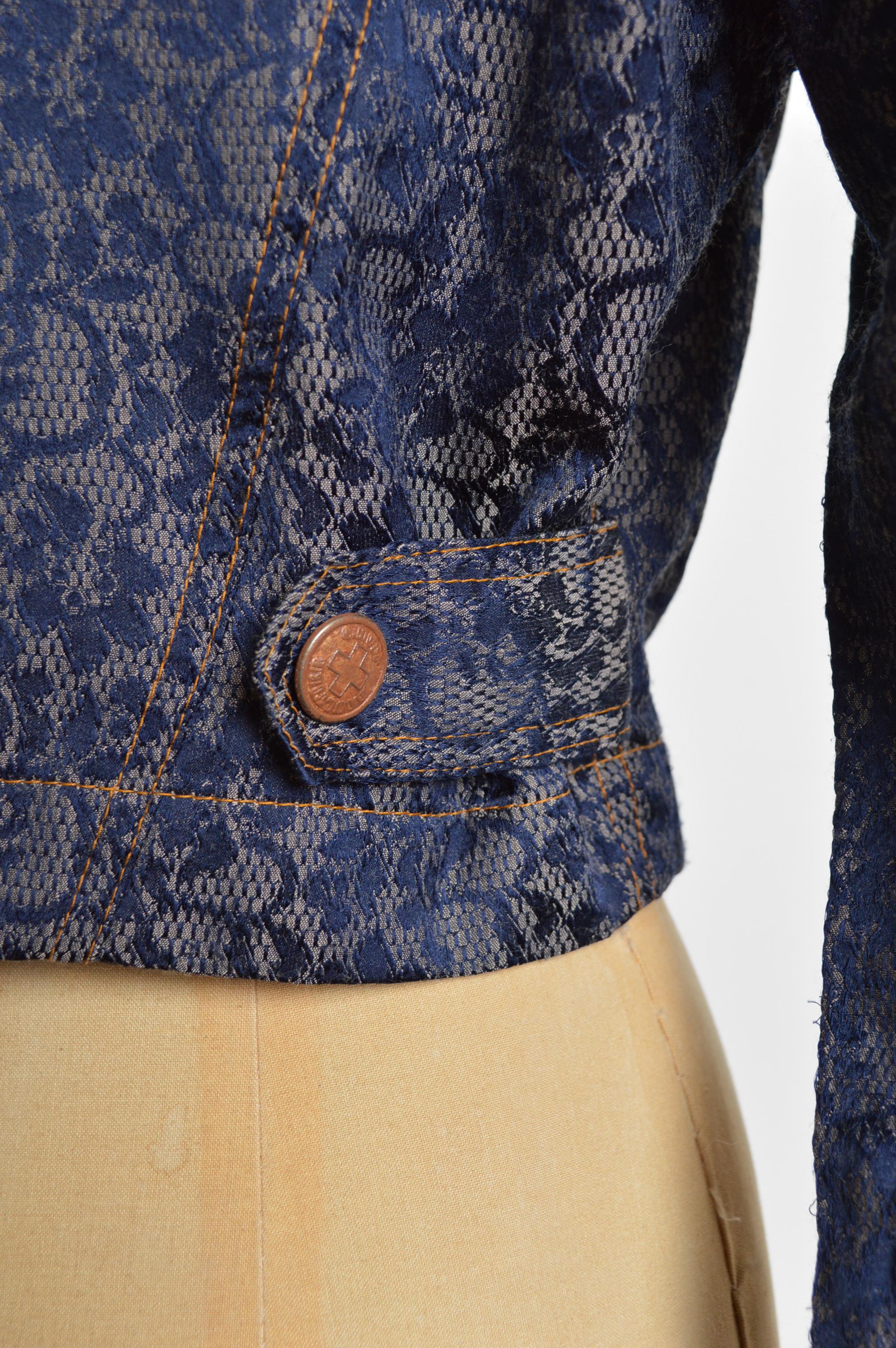 Jean Paul Gaultier Años 90 Encaje Estampado de tul Jacquard Chaqueta recortada sin cuello en venta 4