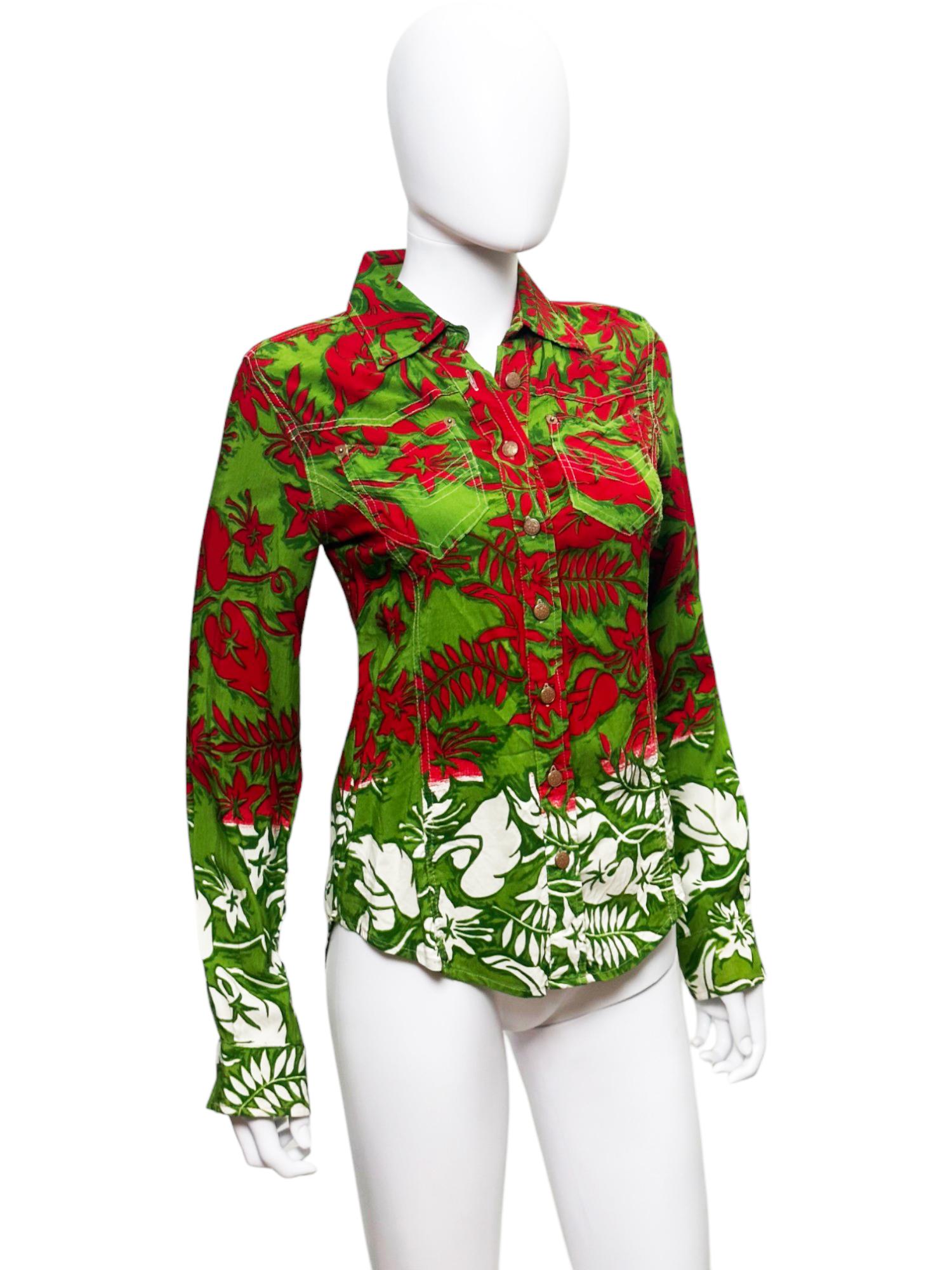 - Entworfen von Jean Paul Gaultier
- 1990's
- Hemd zum Aufknöpfen
- Leafs drucken
- Rot&Grün
- Goldene Tasten
- JPG-Tag auf der Rückseite
- Sehr guter Zustand
- Hergestellt in Marokko
- Materialien: 100% Viskose
- Größe: FR 38 - IT 42 - UK 10 - US