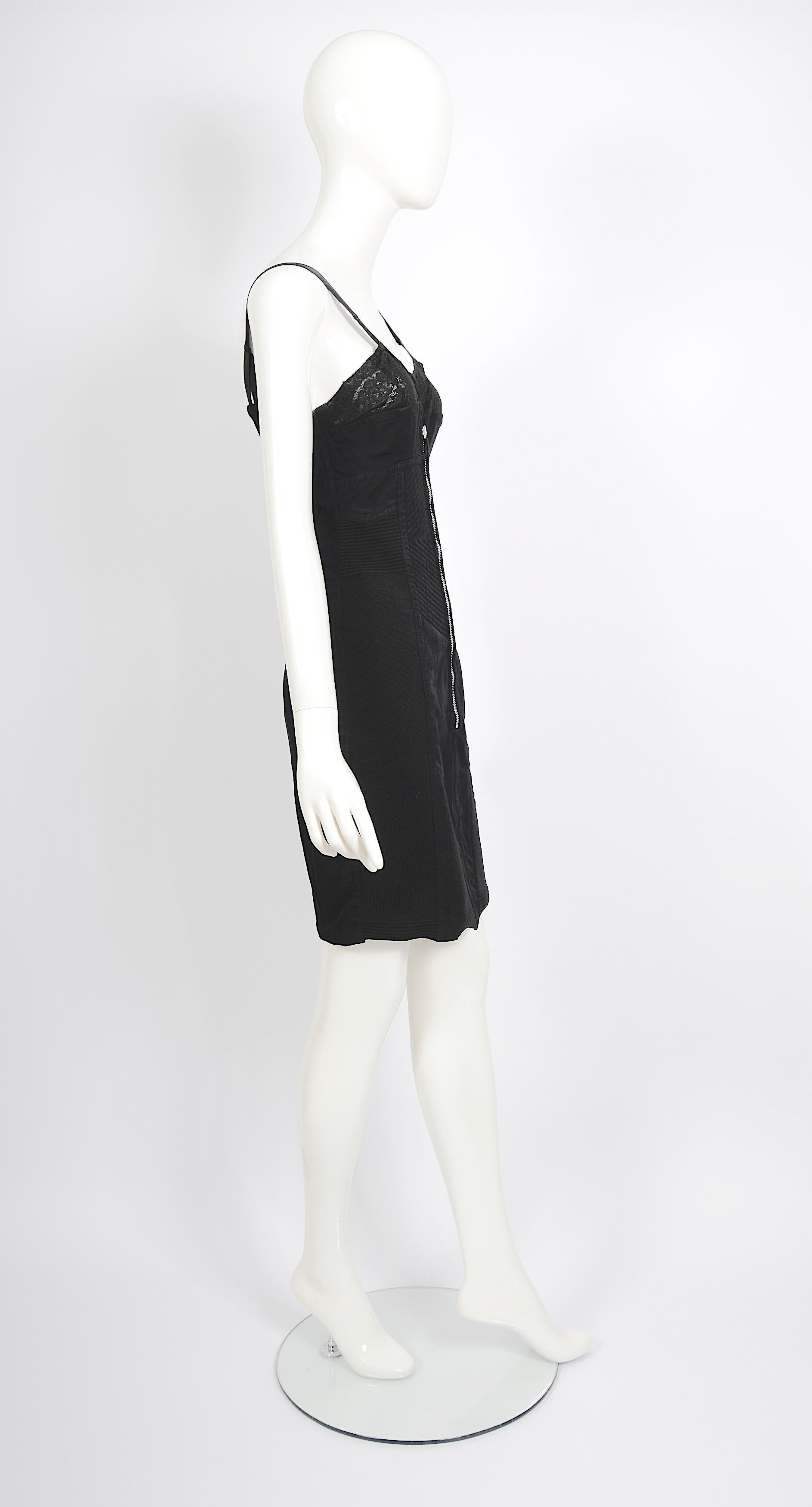 Vintage Jean Paul Gaultier Iconic Lingerie-Stil Korsett schwarzes Kleid in schwarzer Baumwolle und Satin mit einer Spitze halb durchsichtigen BH und Metall-Reißverschluss an der Front. 
Das Label für die Größe fehlt. Unsere Puppe trägt eine