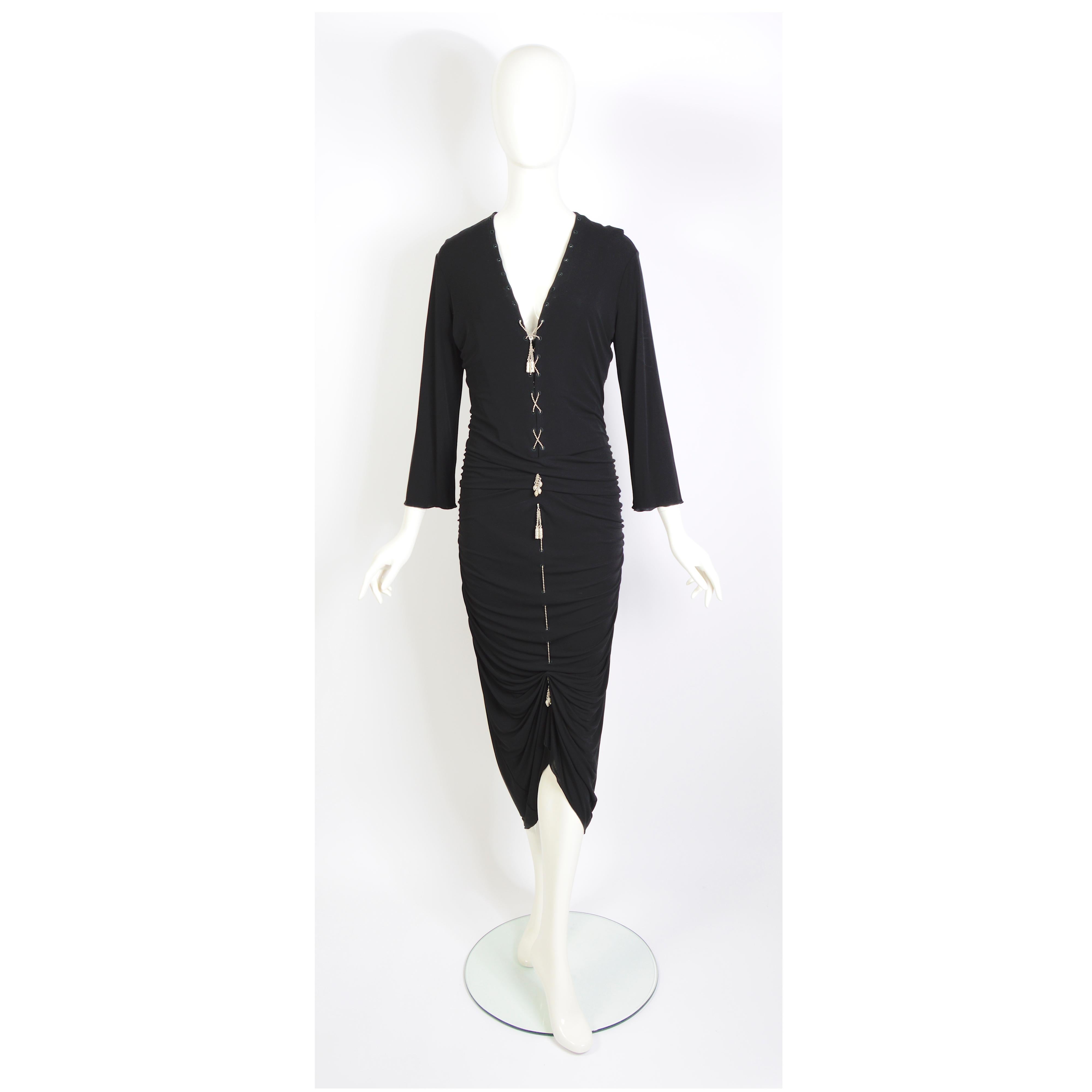Jean Paul Gaultier 1990 vintage robe en jersey noir drapé semi-éclatant à lacets et chaîne en métal ornée de pompons. 
Une doublure en soie noire a été ajoutée mais peut être facilement retirée.
Label de taille :  USA 12 - France 42 - GB 14 - Italie