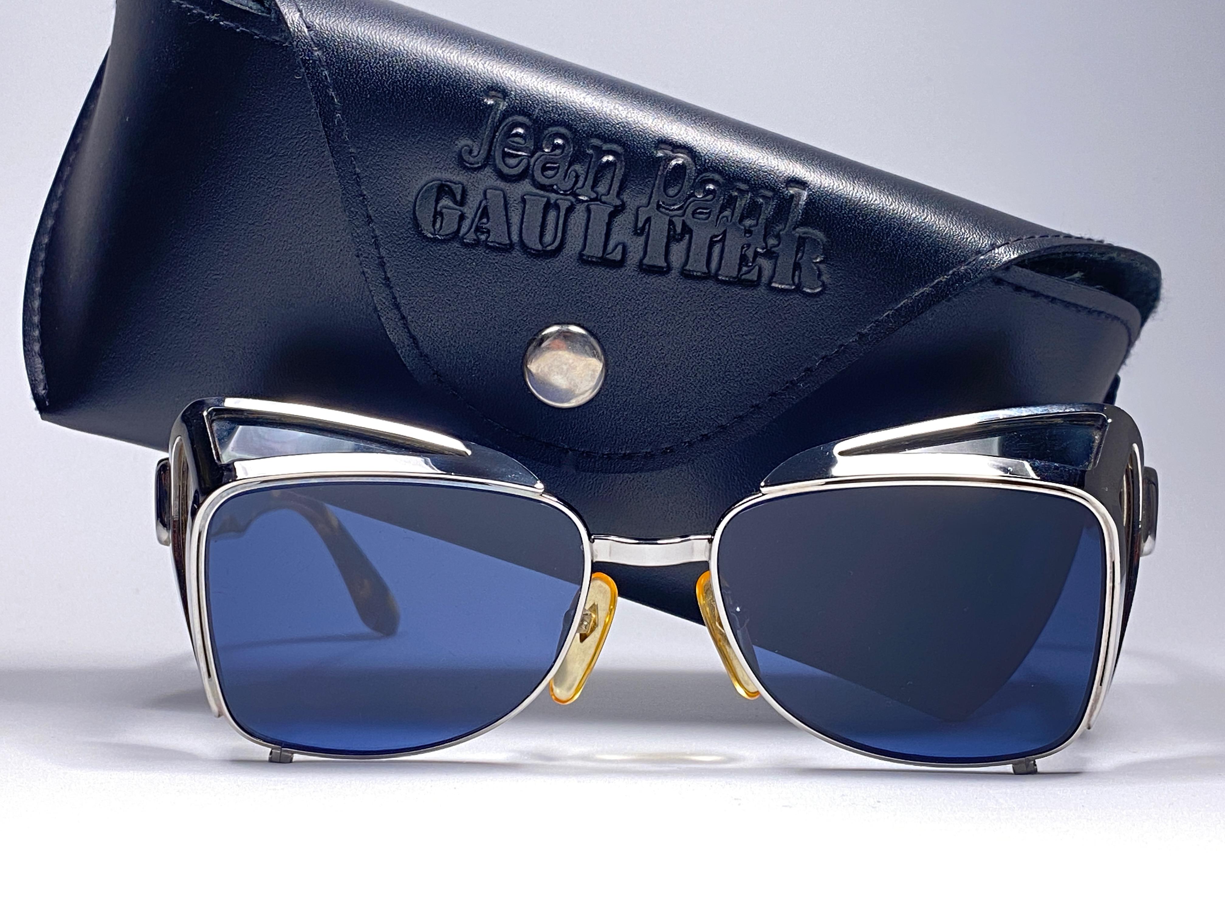 Sammlerstück!!
Ikonische Jean Paul Gaultier 56 8272 Schwarz marmorierte Silber Matte Bügel Fassung. 
Dunkelblaue Gläser vervollständigen einen tragbaren JPG-Look.
Das gleiche Modell trug Vanilla Ice in den 1990er Jahren.
Erstaunliches Design mit