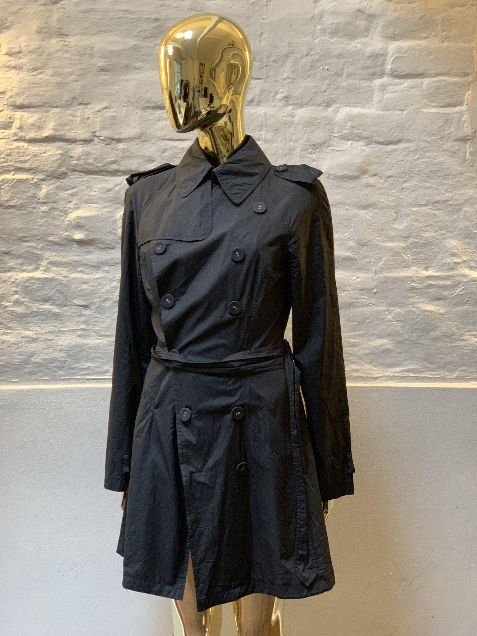 Jean Paul Gaultier 90s/00s Black Lightweight Rain Mac made in France from cotton. 

Jean Paul Gaultier disrupted the rarefied world of couture with his transgressive vision of beauty.

Inspired by punks, burlesque, screen goddesses, gender-benders,