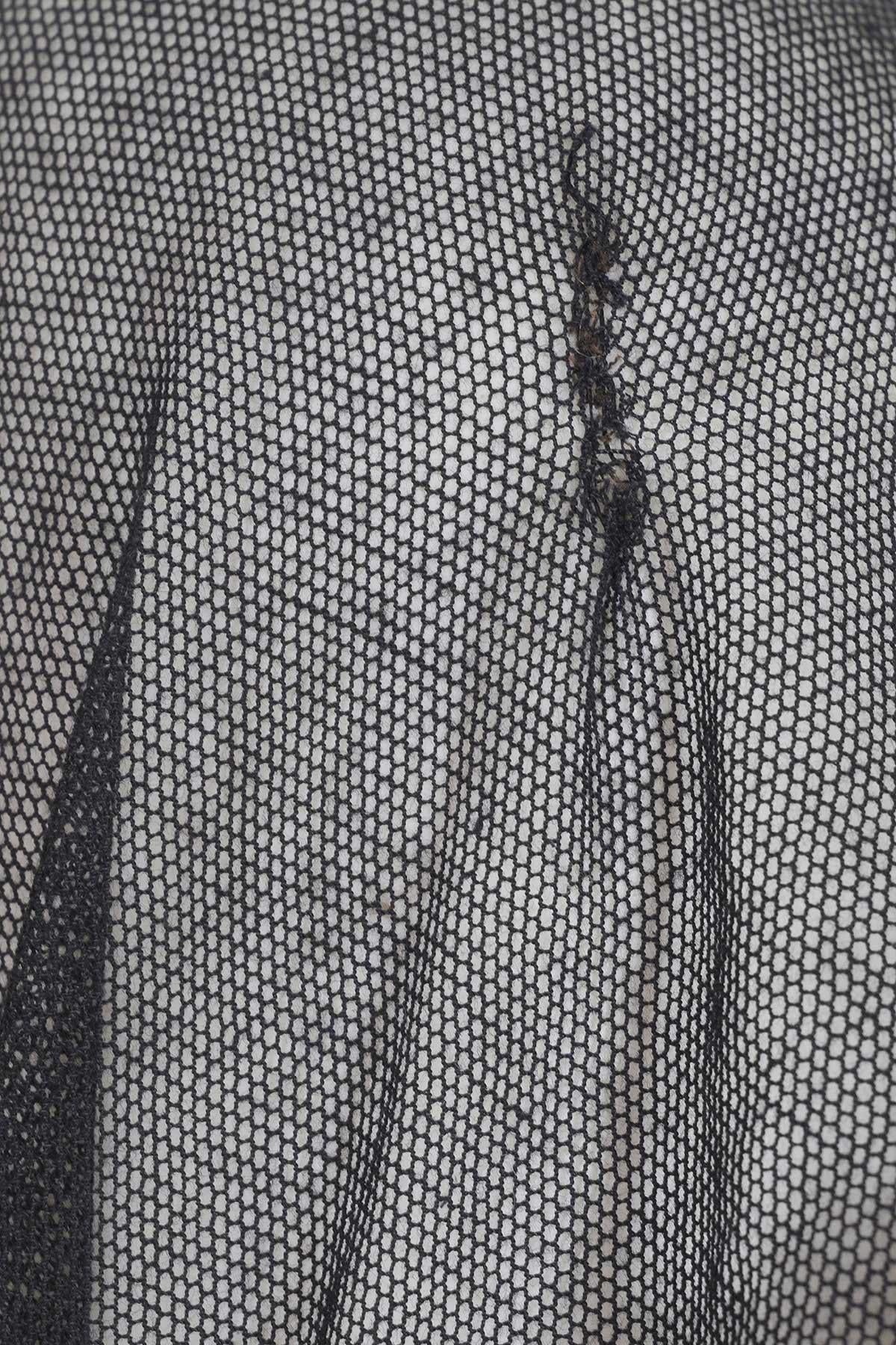 JEAN PAUL GAULTIER 90's Chal de encaje icónico en venta 1