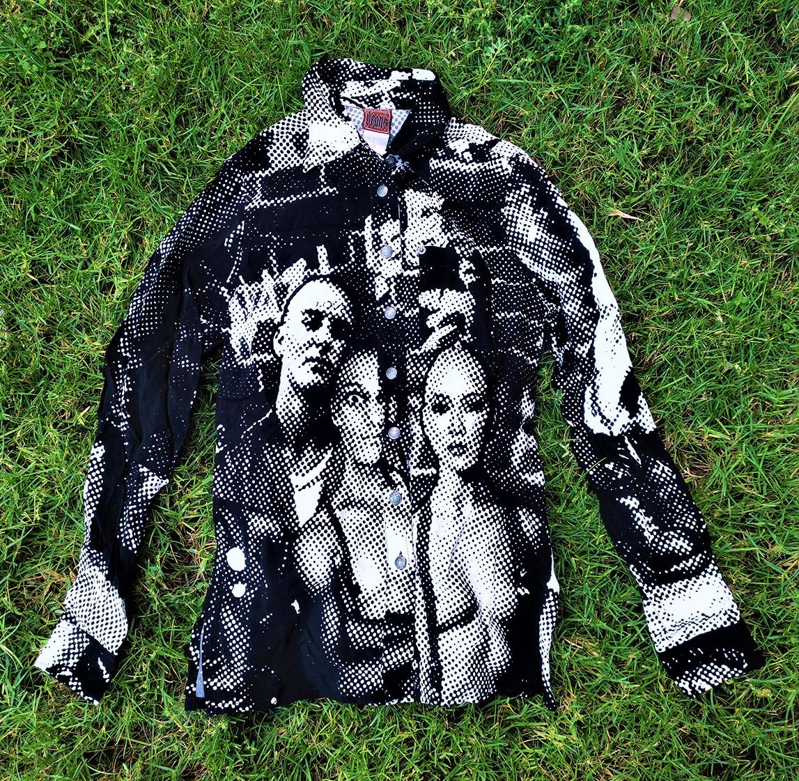 Iconic Collector Jean Paul Gaultier JPG Jean’s A/W97 Black White “Fight Racism” Punk Anarchy Graffiti Skinheads Shirt Blouse

Jean Paul Gaultier fitted t-shirt in the iconic Fight Racism print with images of anarchy sig bricks, anarchy signs, and