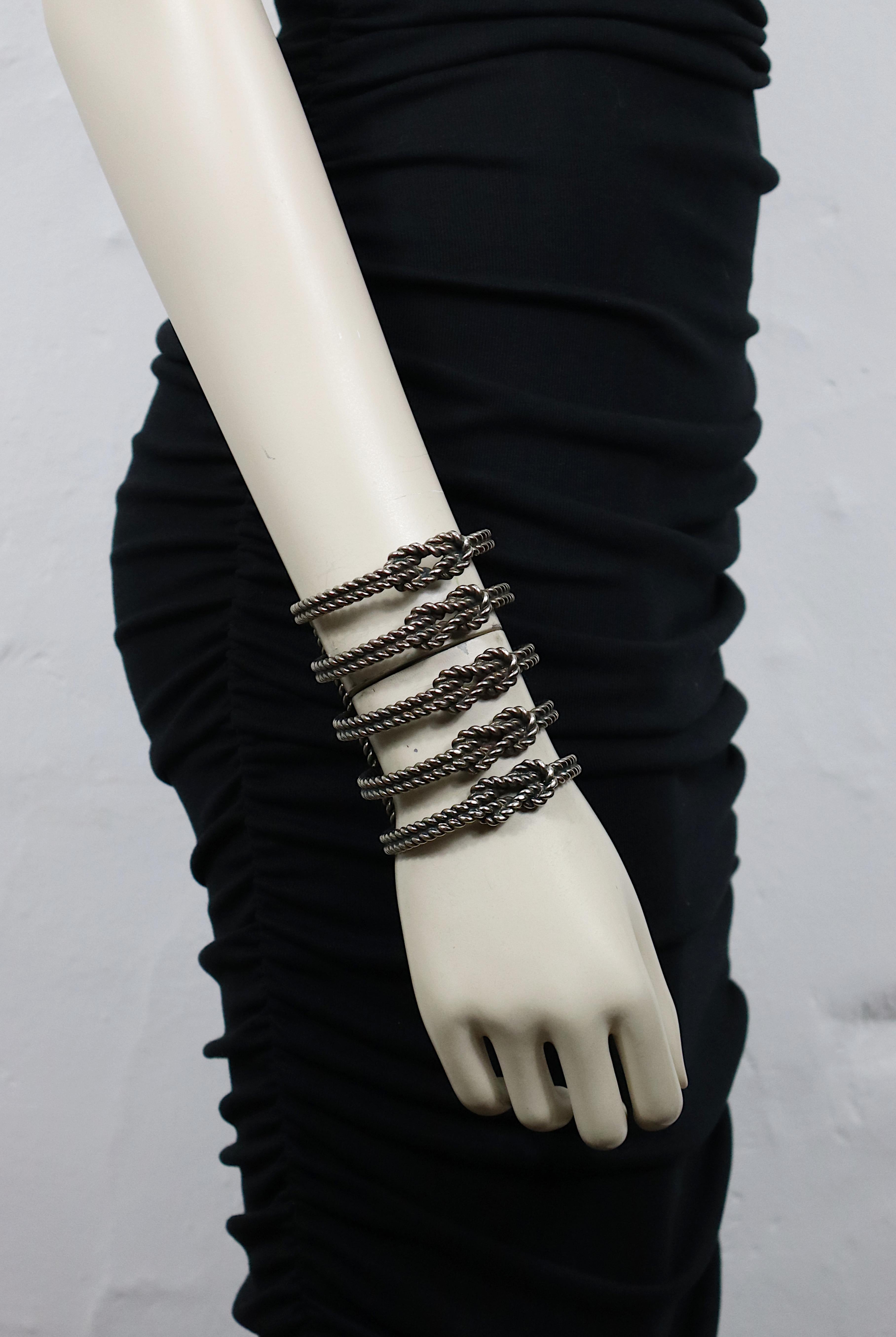 Bracciale JEAN PAUL GAULTIER in argento anticato con design a corda impreziosito da nodi.

Con la scritta JEAN PAUL GAULTIER in rilievo.

Misure indicative: misure interne circa 5,8 cm x 4,8 cm (2,28 pollici x 1,89 pollici) / larghezza massima circa