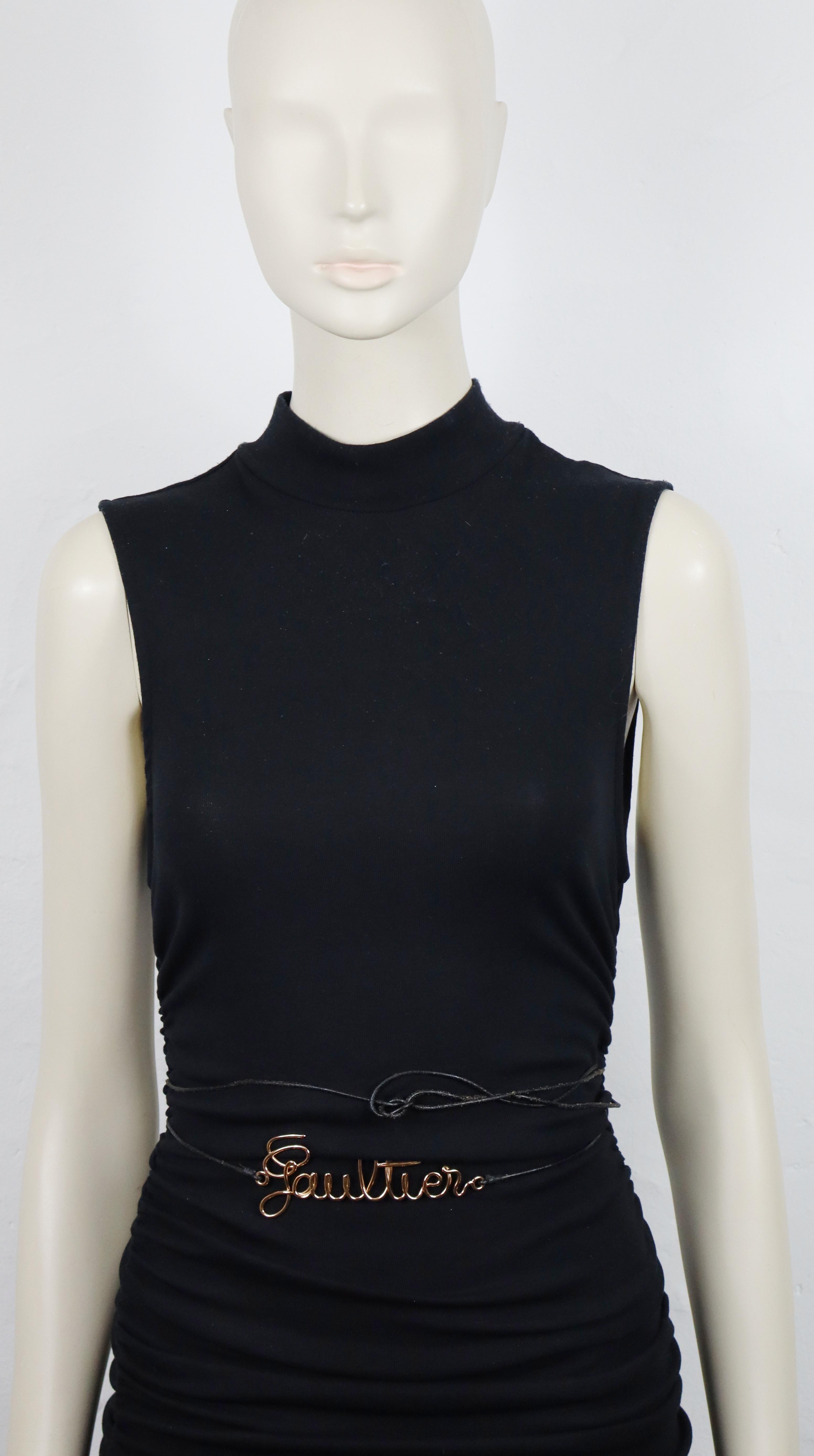 JEAN PAUL GAULTIER (zugeschrieben) dünner Gürtel mit einem kupferfarbenen, kursiven Signaturlogo.

Schwarze Lederkordel zum Verschließen.

Ohne Vorzeichen (üblich für dieses Modell).

Ungefähre Maße: Länge des Logos ca. 11 cm / max. Höhe des Logos