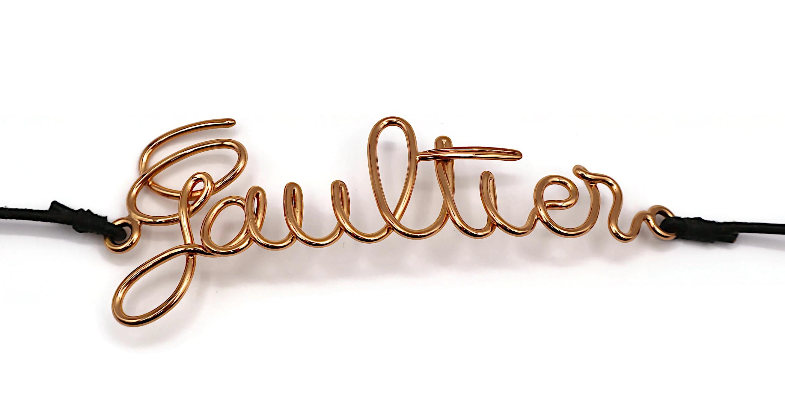 JEAN PAUL GAULTIER (zugeschrieben) Kupferfarbener dünner Gürtel mit geschwungenem Logo im Zustand „Gut“ im Angebot in Nice, FR