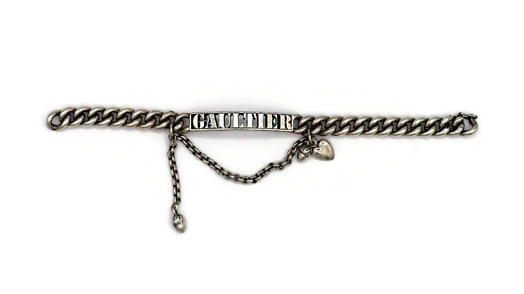 JEAN PAUL GAULTIER (Attribuito a) Braccialetto con Charm a catena in tono argento In condizioni buone in vendita a Nice, FR