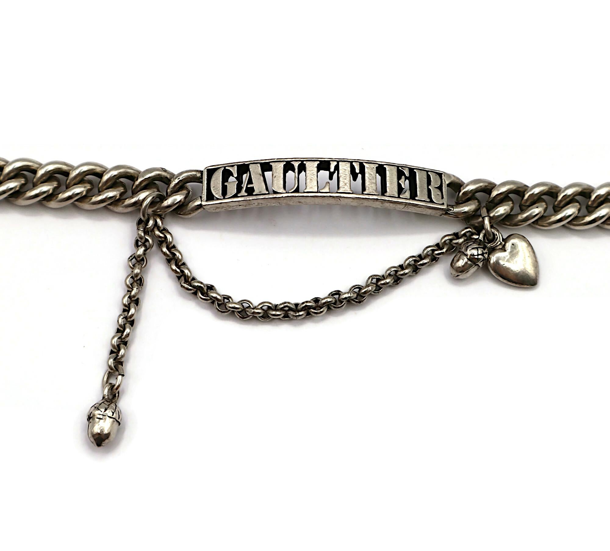 JEAN PAUL GAULTIER (Attribuito a) Braccialetto con Charm a catena in tono argento in vendita 3