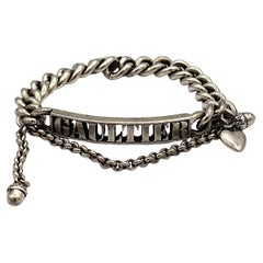 JEAN PAUL GAULTIER ( attribué à) Bracelet à breloques en chaîne de couleur argent