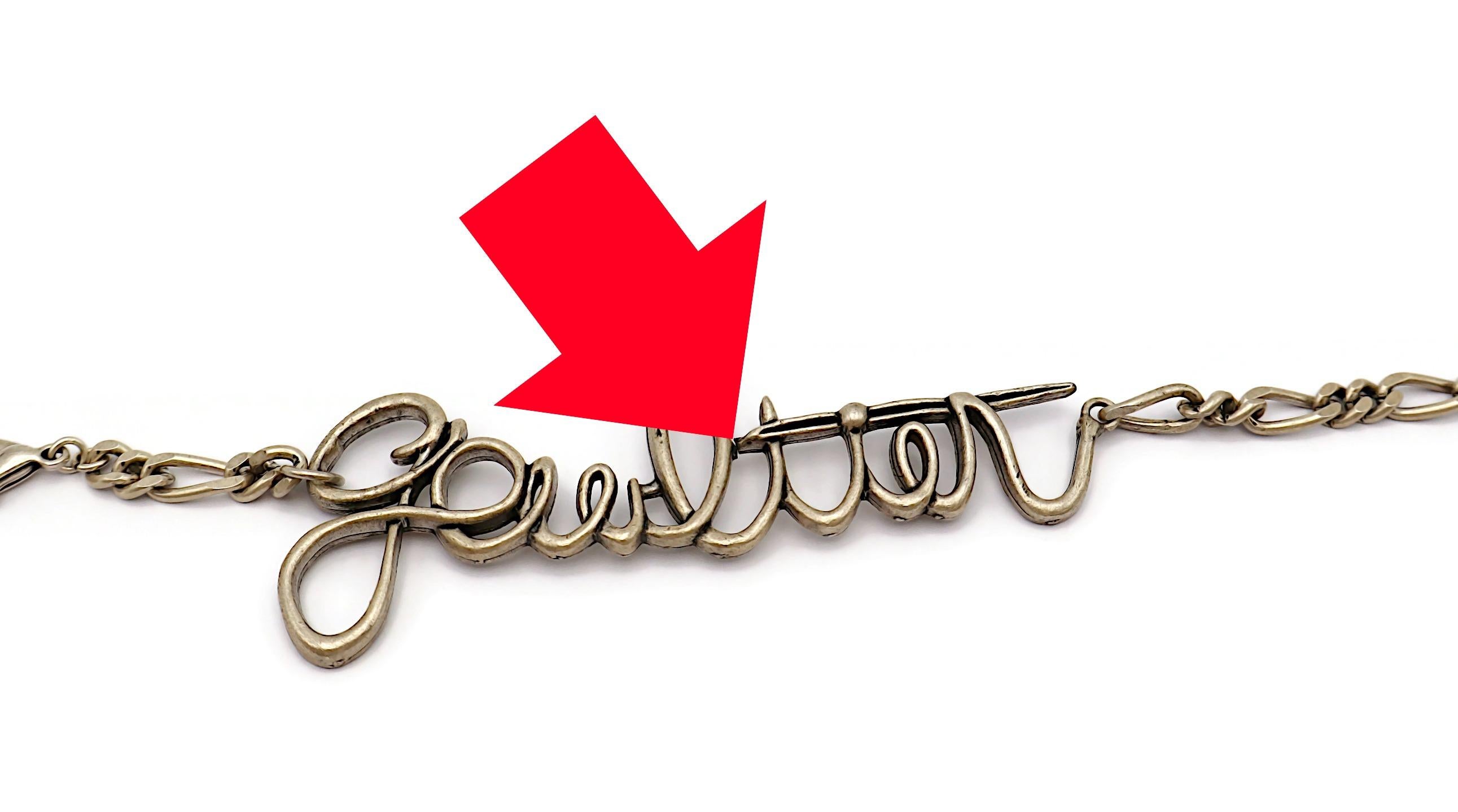 JEAN PAUL GAULTIER (Atribuido a) Cinturón de cadena con firma cursiva en tono plateado en venta 8