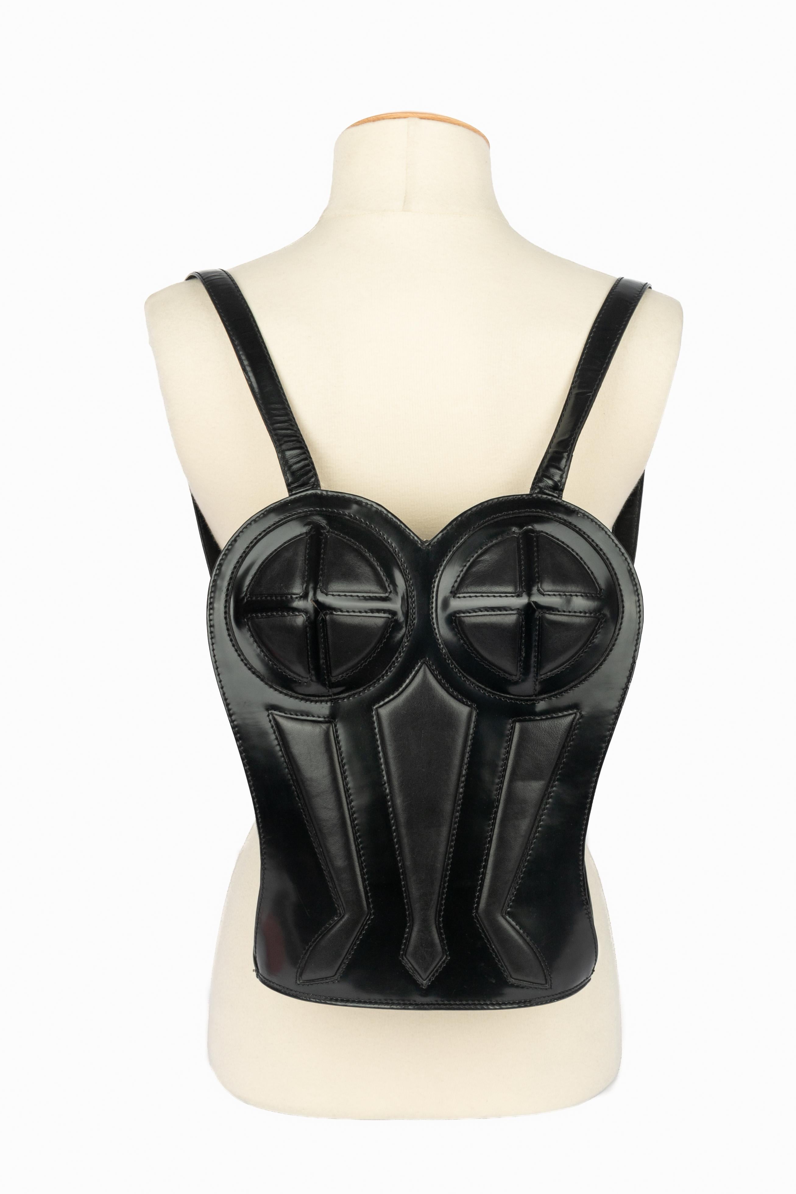 JEAN-PAUL GAULTIER - Zaino a bustino in pelle di vitello smaltata con pelle di agnello nera. Chiusura con doppia zip. Una collezione del 1998 sotto la direzione artistica di Jean Paul Gaultier Jeans.

Condizioni:
Ottime