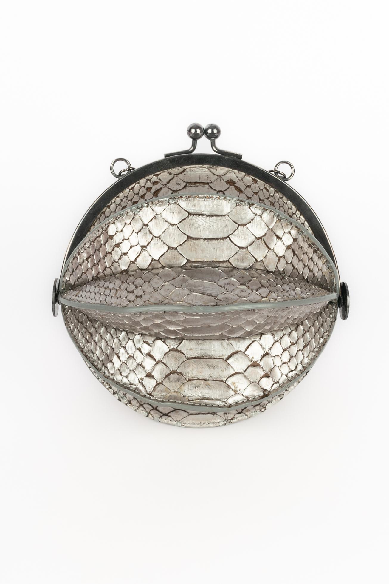 JEAN-PAUL GAULTIER - (Made in France) Borsa a sfera in pelle esotica di pitone argentato.

Condizioni:
Ottime condizioni

Dimensioni:
Lunghezza: 24 cm - Lunghezza manico: 113 cm

SKU:S331