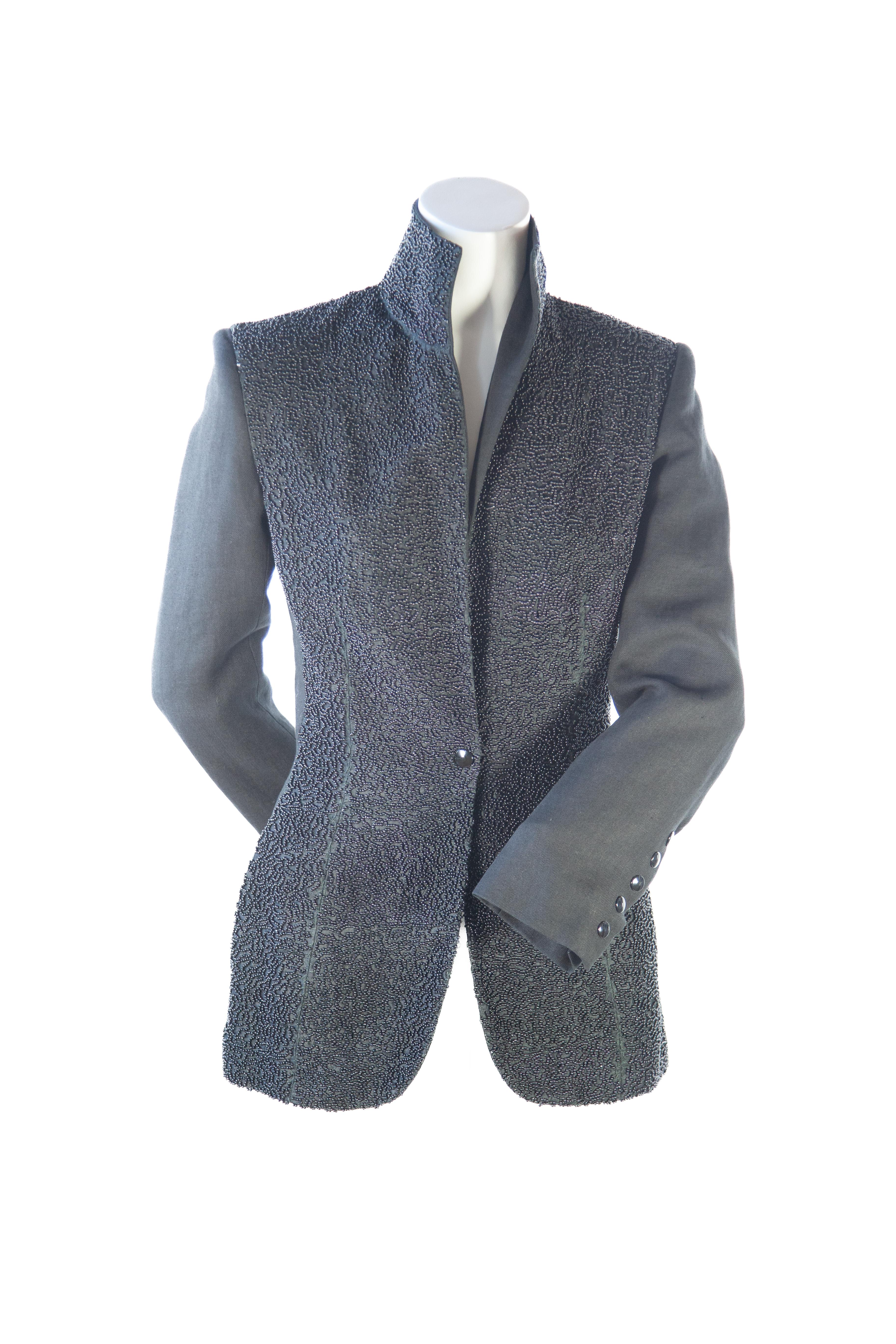 Blazer anni '90 in lino nero Jean Paul Gaultier. Perline sul davanti, tasche laterali nascoste, bottoni a pressione sulle maniche e interni a quadri. 
