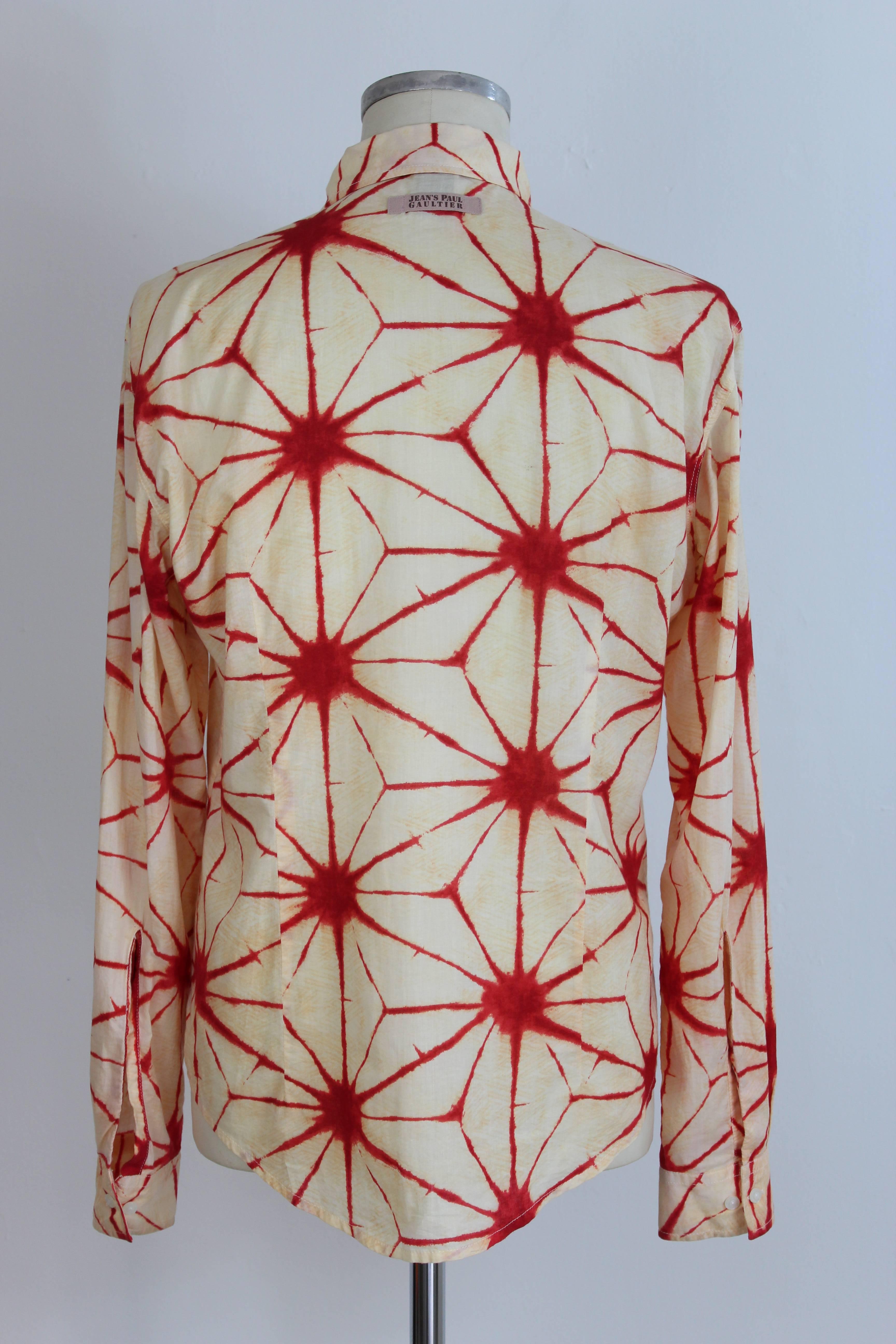 Vintage Jean Paul Gaultier shirt in beige with psychedelic red spots. Slim-fit model, the designer's label is visible behind the shoulder. Excellent vintage conditions.

Size XL

Shoulders: 54 cm
Chest / bust: 56 cm
Sleeves: 64 cm
Length: 78