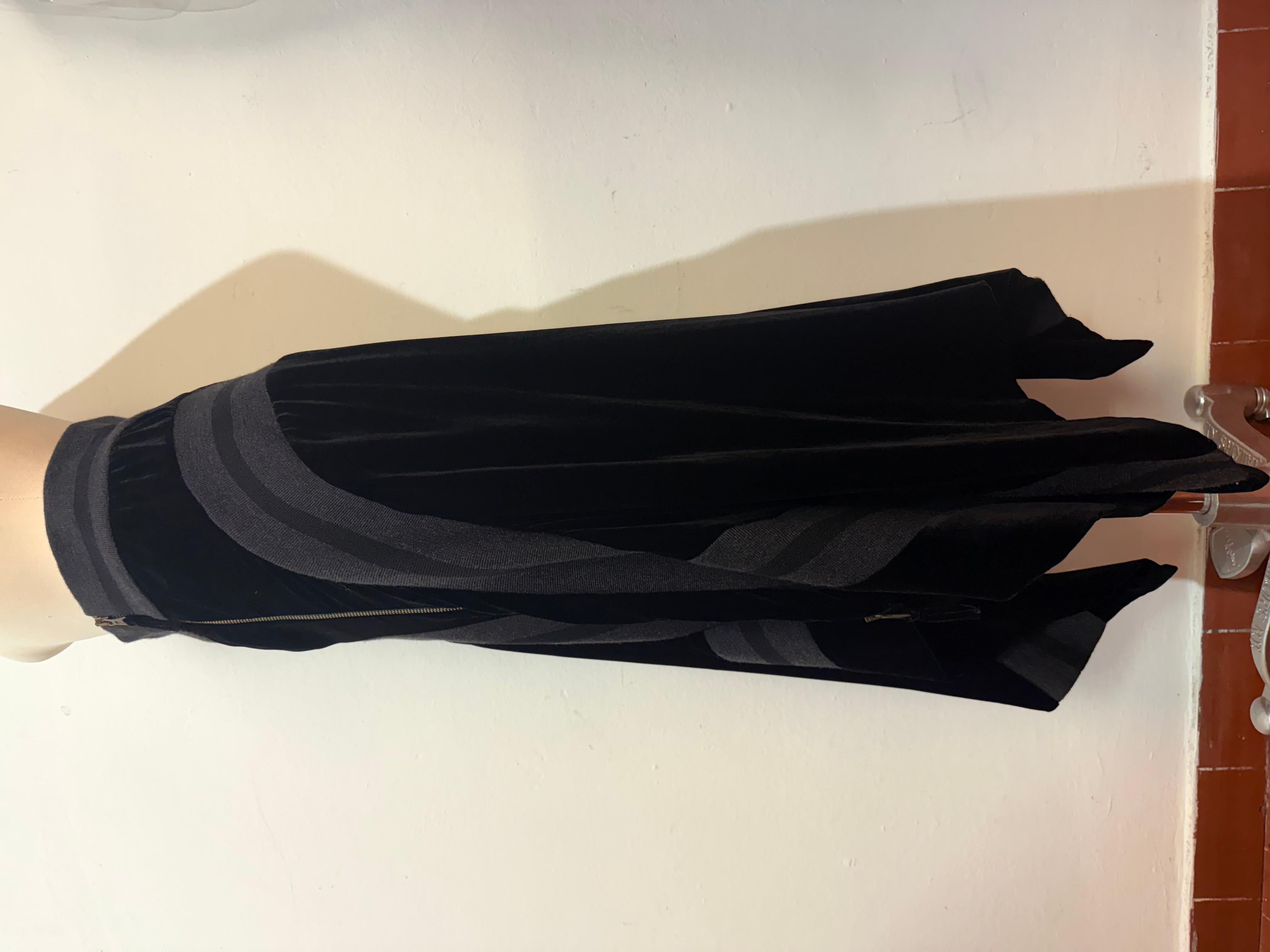 Jean Paul Gaultier-Rock
Viskose, Seide und Wolle
Graue Farbe
Schwarzer Samt
Zentraler Reißverschluss
Länge cm 82 (32,2 Zoll)
Stretch-Taille
Weltweiter Expressversand im Preis enthalten !