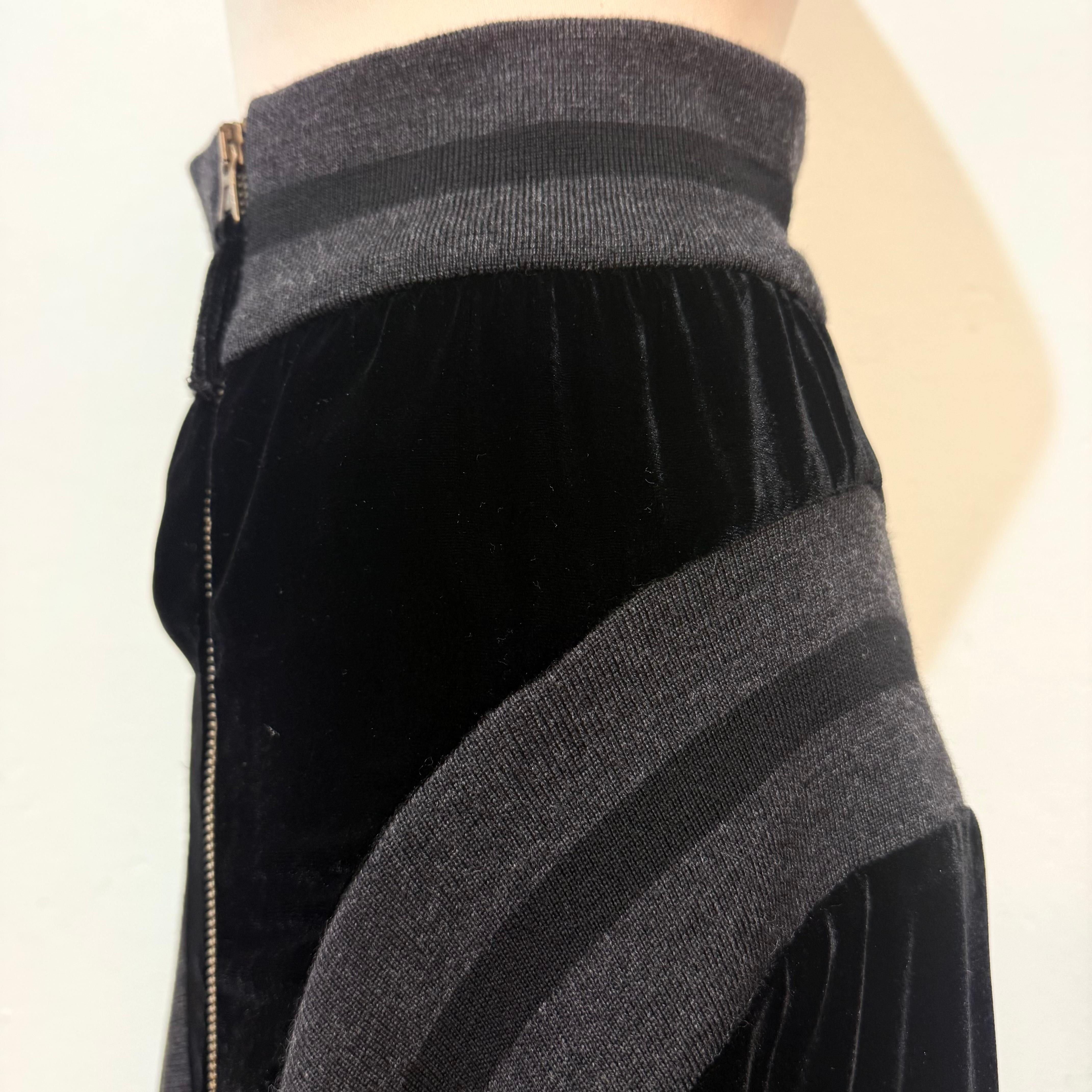 Jean Paul Gaultier Schwarzer und grauer Samtrock FR 38 / IT 42 Damen im Angebot