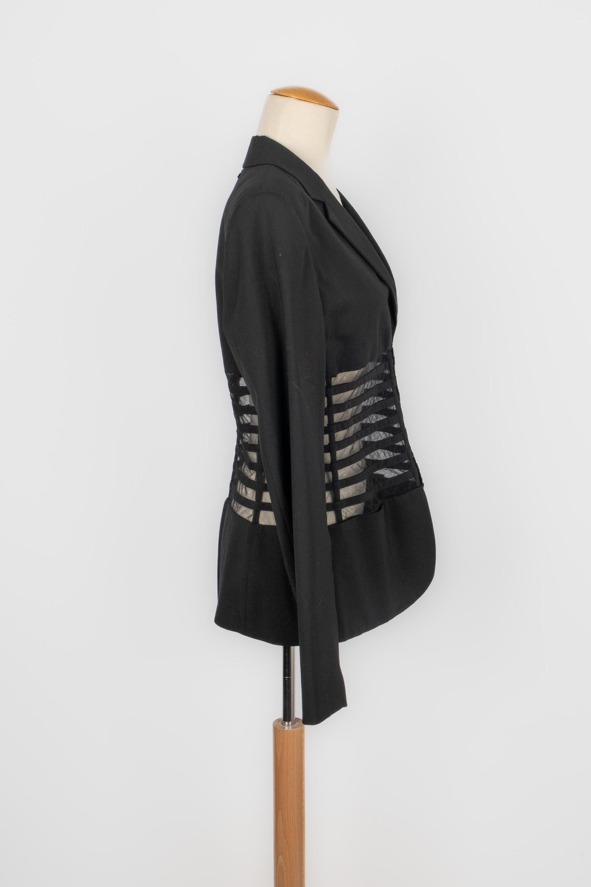 Jean Paul Gaultier - (Made in Italy) Giacca in misto lana nera. Non è indicata la taglia, ma si adatta a una 38FR.

Informazioni aggiuntive:
Condizioni: Ottime condizioni
Dimensioni: Larghezza spalle: 40 cm - Petto: 48 cm - Vita: 38 cm - Lunghezza