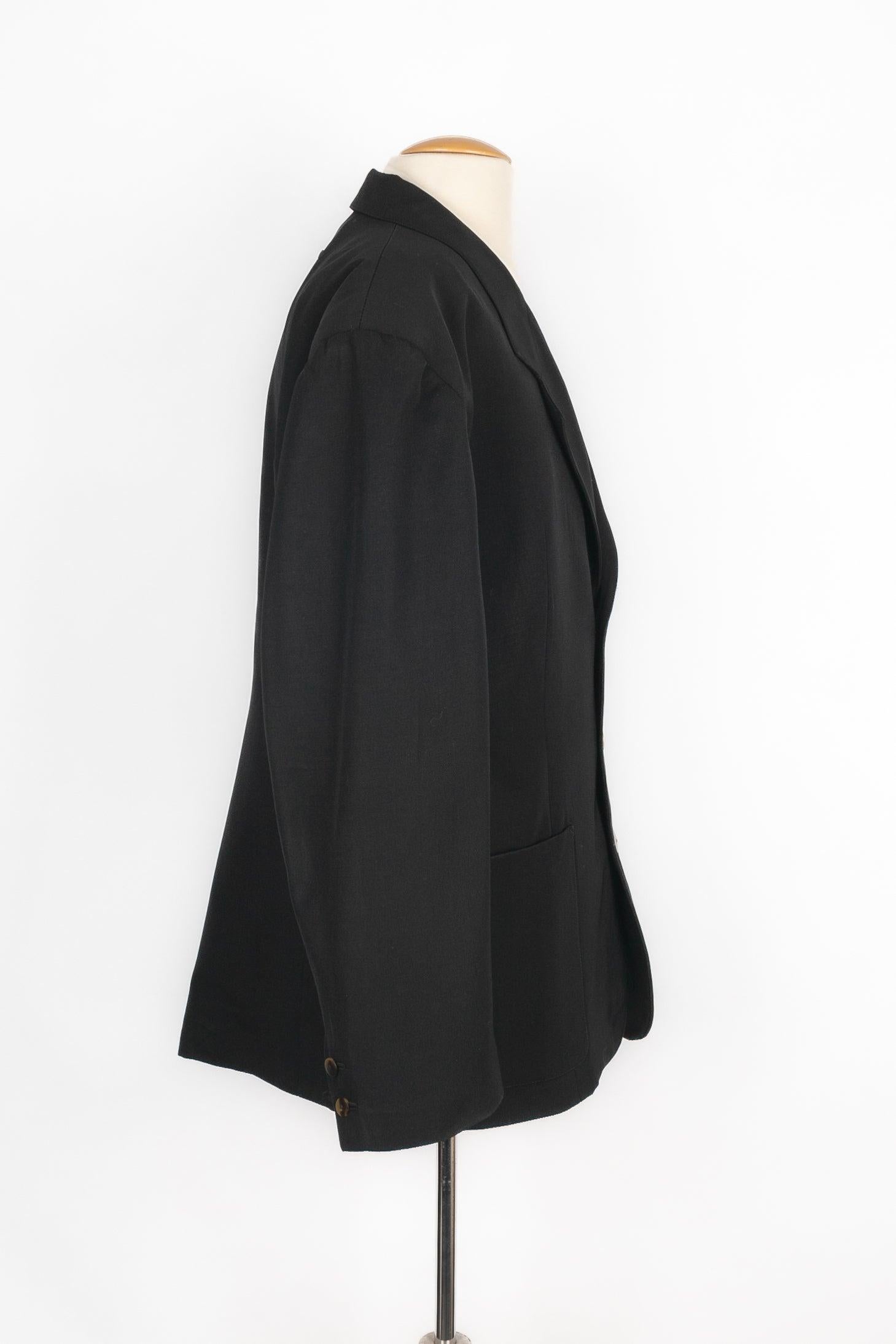 Jean-Paul Gaultier - (Made in Italy) Black canvas men jacket. Size 54.

Additional information:
Condition: Very good condition
Dimensions: Shoulder width: 52 cm - Sleeve length: 61 cm - Length: 81 cm

Seller Reference: HFV12