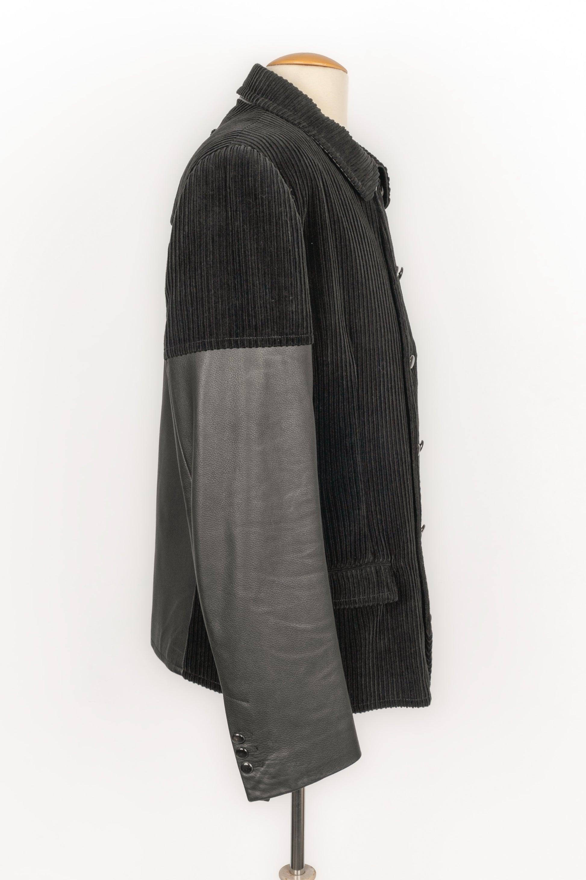 Jean-Paul Gaultier - Black corduroy jacket. Black lamb leather back and sleeves. Size 54FR indicated. 2012 Fall-Winter Collection.

Additional information:
Condition: Very good condition
Dimensions: Shoulder width: 45 cm - Chest: 56 cm - Sleeve