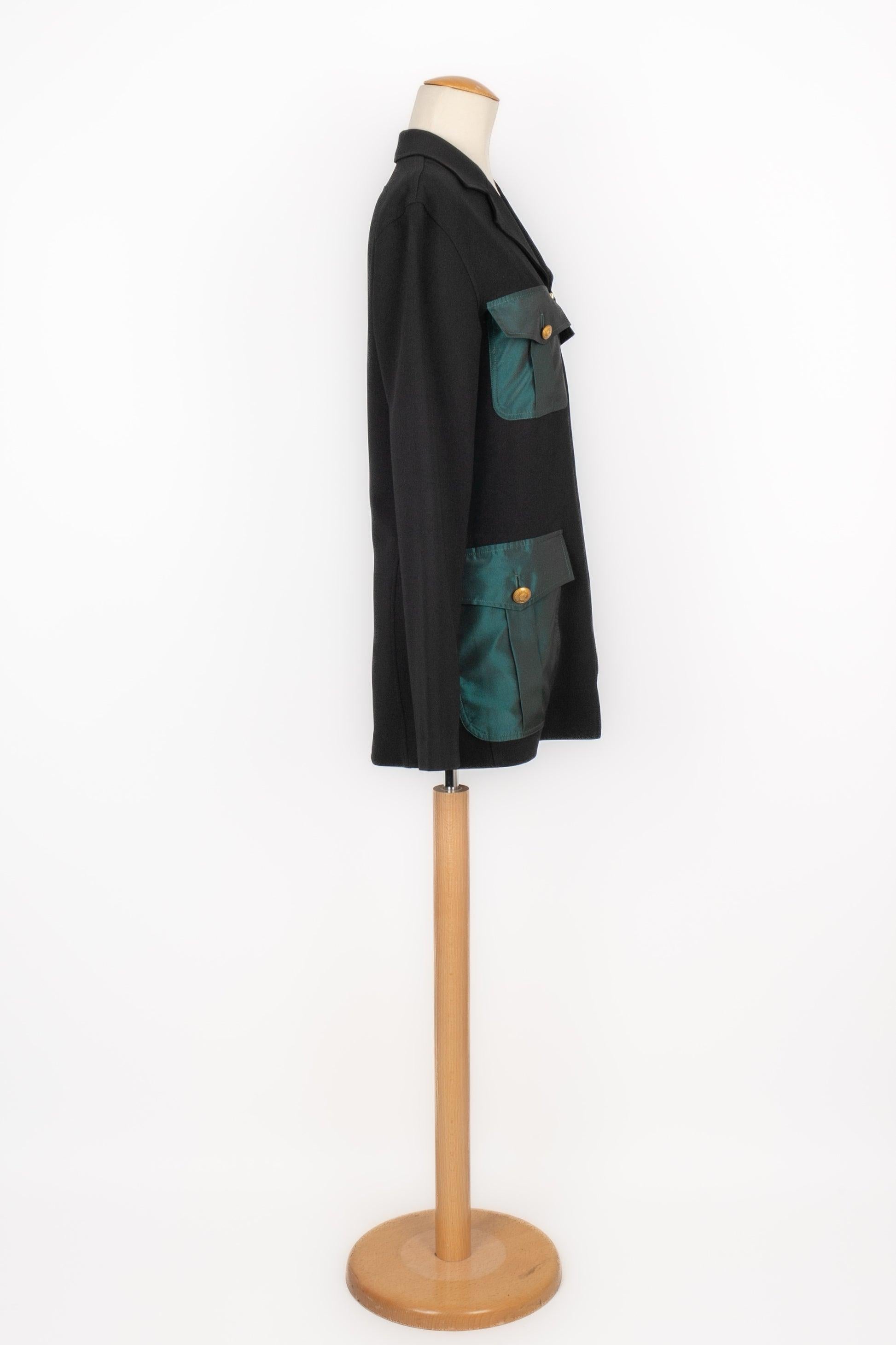 Jean-Paul Gaultier - (Made in Japan) Black fabric jacket with green satin pockets. Size 48.

Additional information:
Condition: Very good condition
Dimensions: Shoulder width: 42 cm - Sleeve length: 66 cm - Length: 81 cm

Seller Reference: FV14