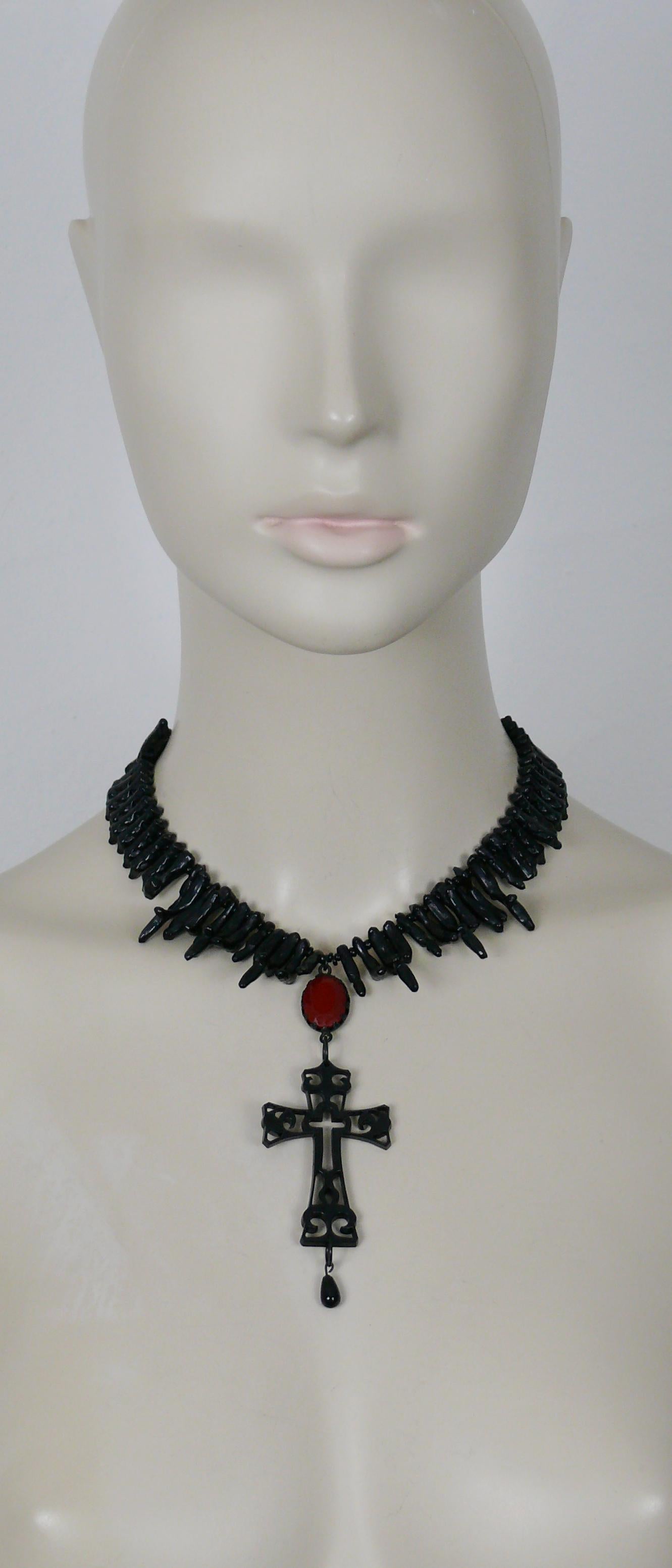 JEAN PAUL GAULTIER gothic black resin necklace featuring a cross pendant.

Lobster clasp closure.

Marked GAULTIER.

Indicative measurements : length approx. 37 cm (14.57 inches).

Material : Resin / Glass / Black tone metal hardware.

NOTES
- This