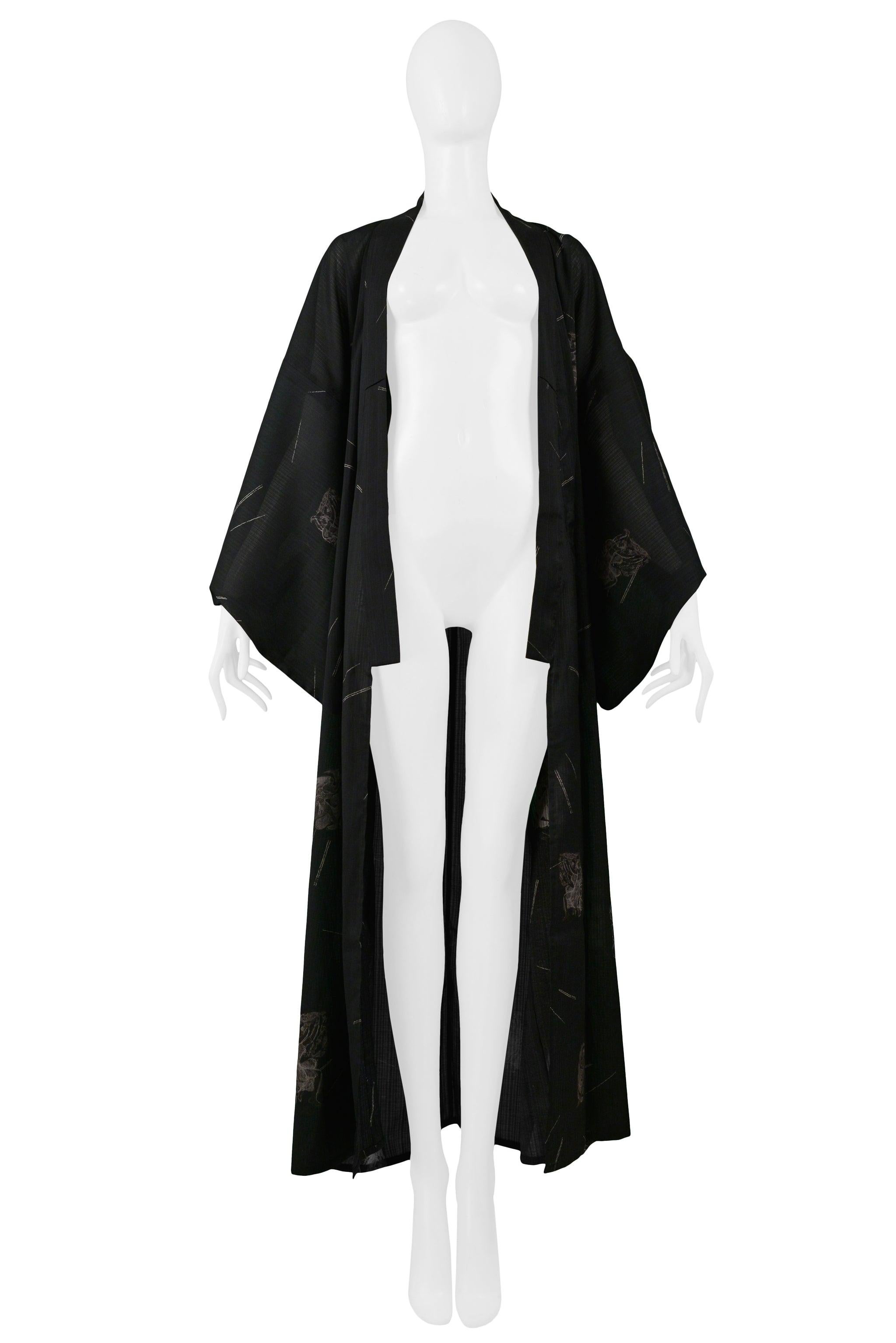 Resurrection Vintage a le plaisir de vous proposer un peignoir Yukata vintage Jean Paul Gaultier noir et gris avec un imprimé de danseuses en aquarelle. Cette collection a été produite exclusivement pour le marché japonais en 2002. Les designs et