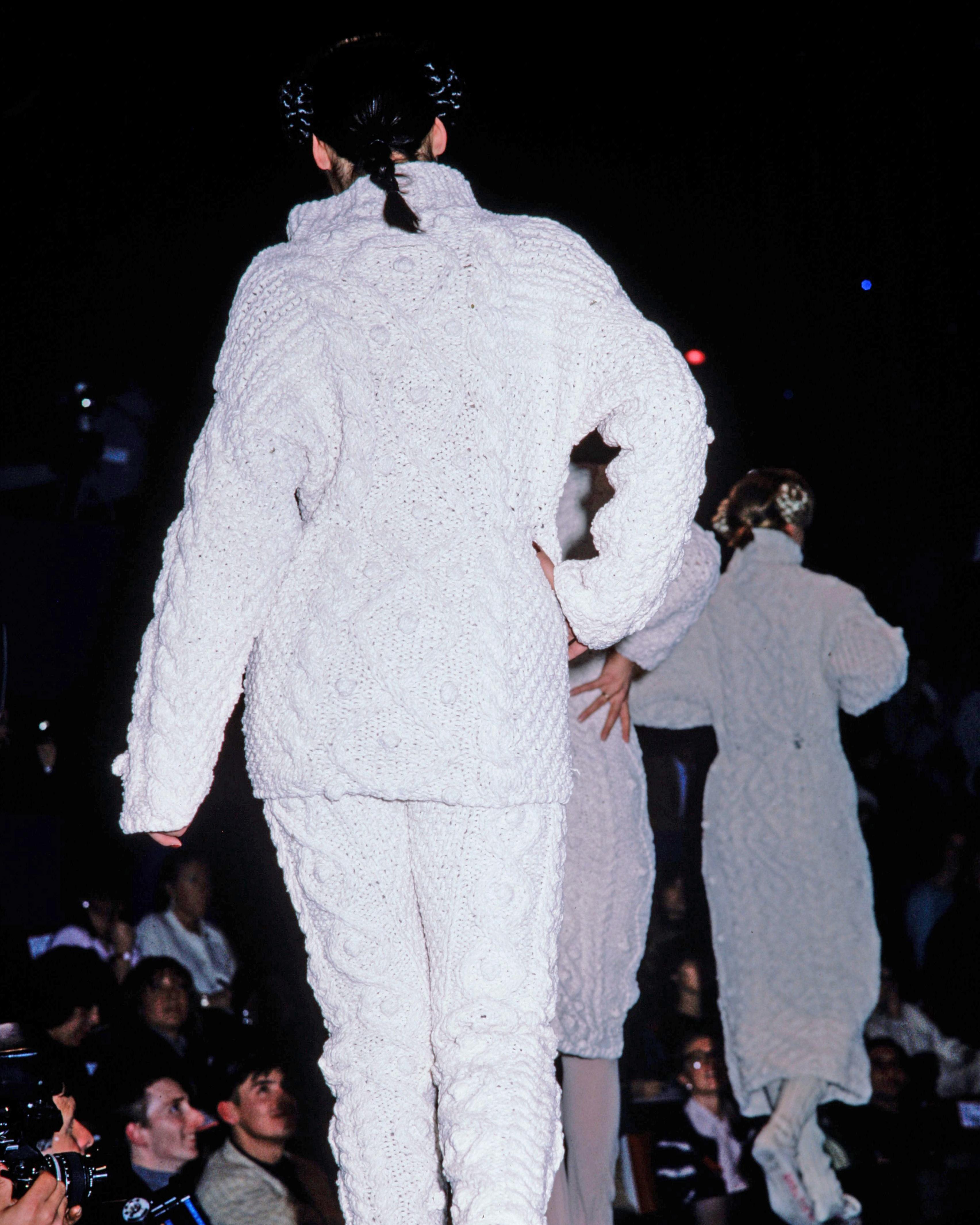 Jean Paul Gaultier schwarzer Pullover aus Chenille- Aran mit konischer Brust aus Strick, H/W 1985 im Angebot 1