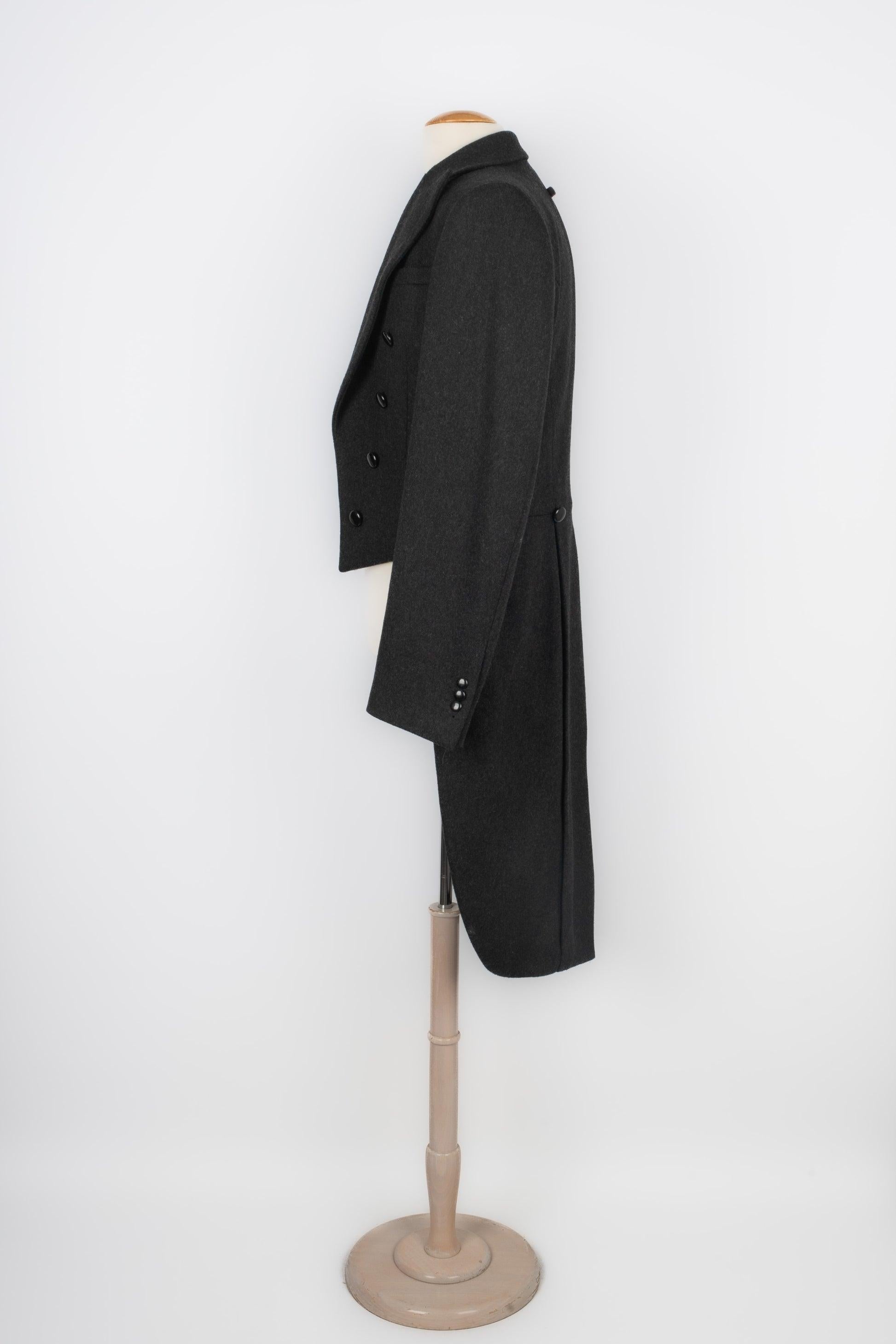 Jean-paul Gaultier - Black leather and wool tail jacket. Size 48FR indicated. 2012 Fall-Winter Collection.

Additional information:
Condition: Very good condition
Dimensions: Shoulder width: 45 cm - Chest: 50 cm - Sleeve length: 70 cm - Length: 60