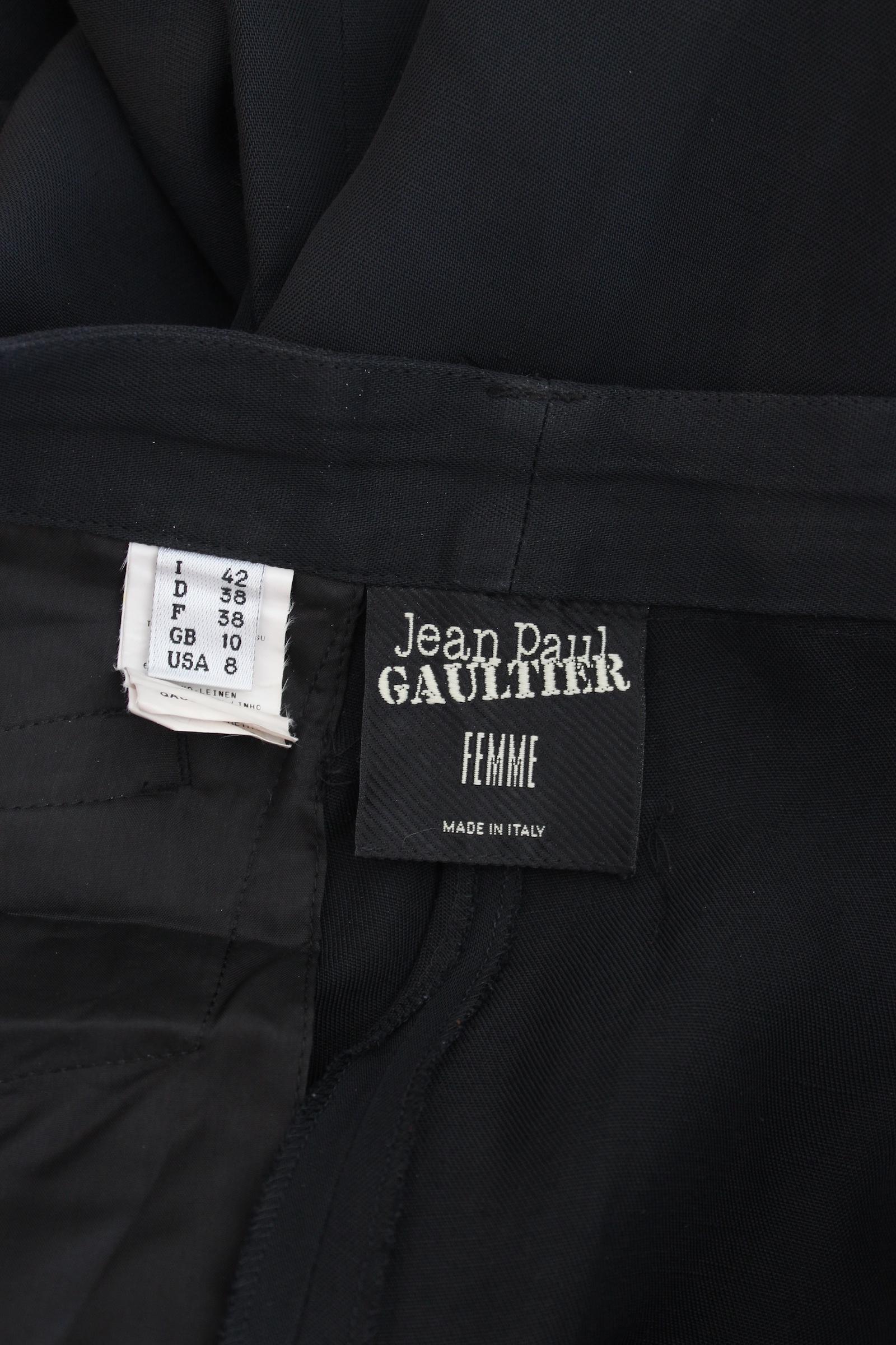 Jean Paul Gaultier Femme vintage 90s black trousers. Evening trousers, high waist, pockets on the sides and on the back, 66% rayon, 34% linen fabric. Made in italy.

Size: 42 It 8 Us 10 Uk

Waist: 42 cm
Length: 104 cm
Internal length: 82 cm
Hem: 30