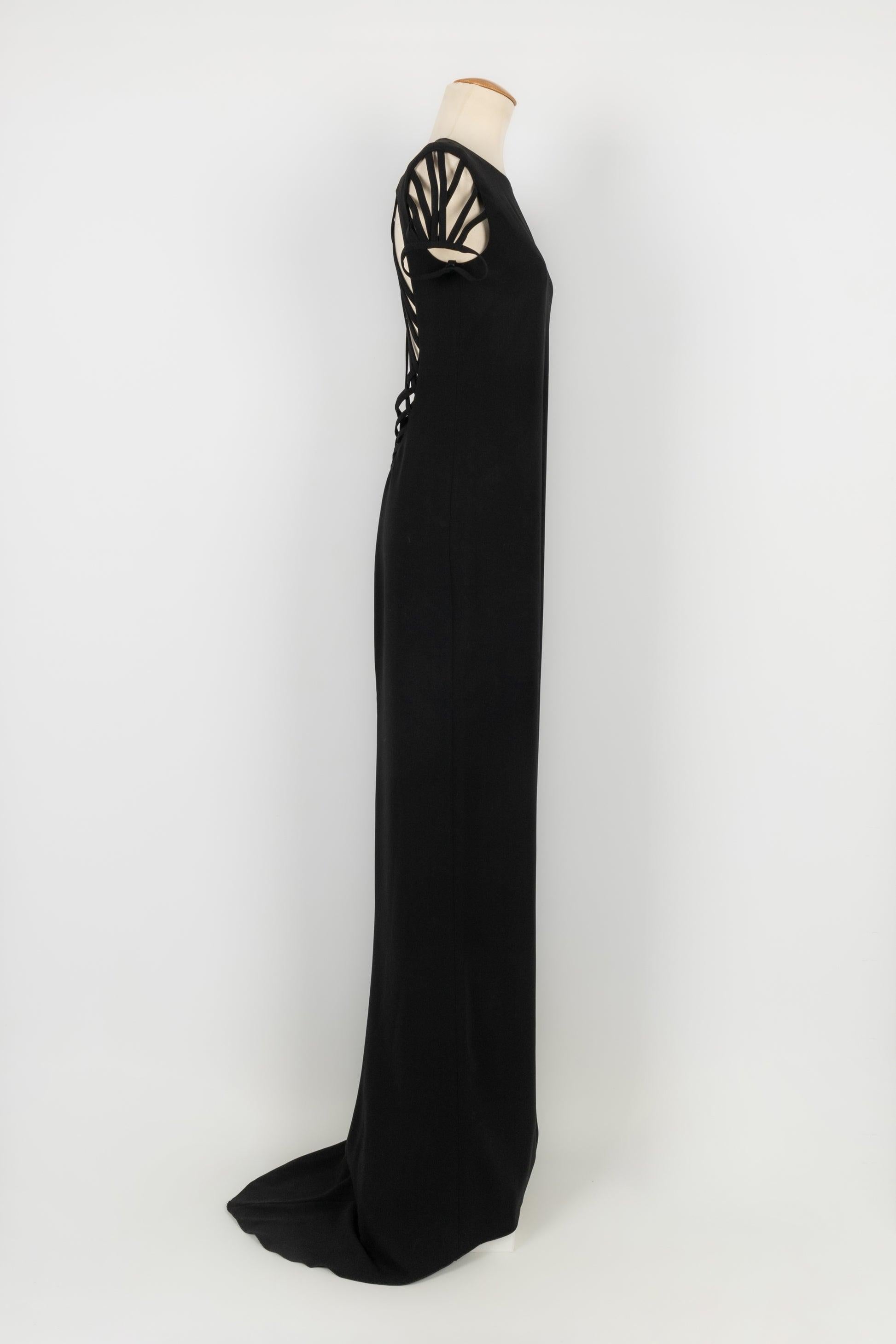 Jean Paul Gaultier - Black long dress with openwork on the back. Indicated size 36FR. 2011 Resort Collection.

Additional information:
Condition: Very good condition
Dimensions: Shoulder width: 36 cm
Chest: 44 cm
Waist: 37 cm
Hips: 45 cm
Length: 168