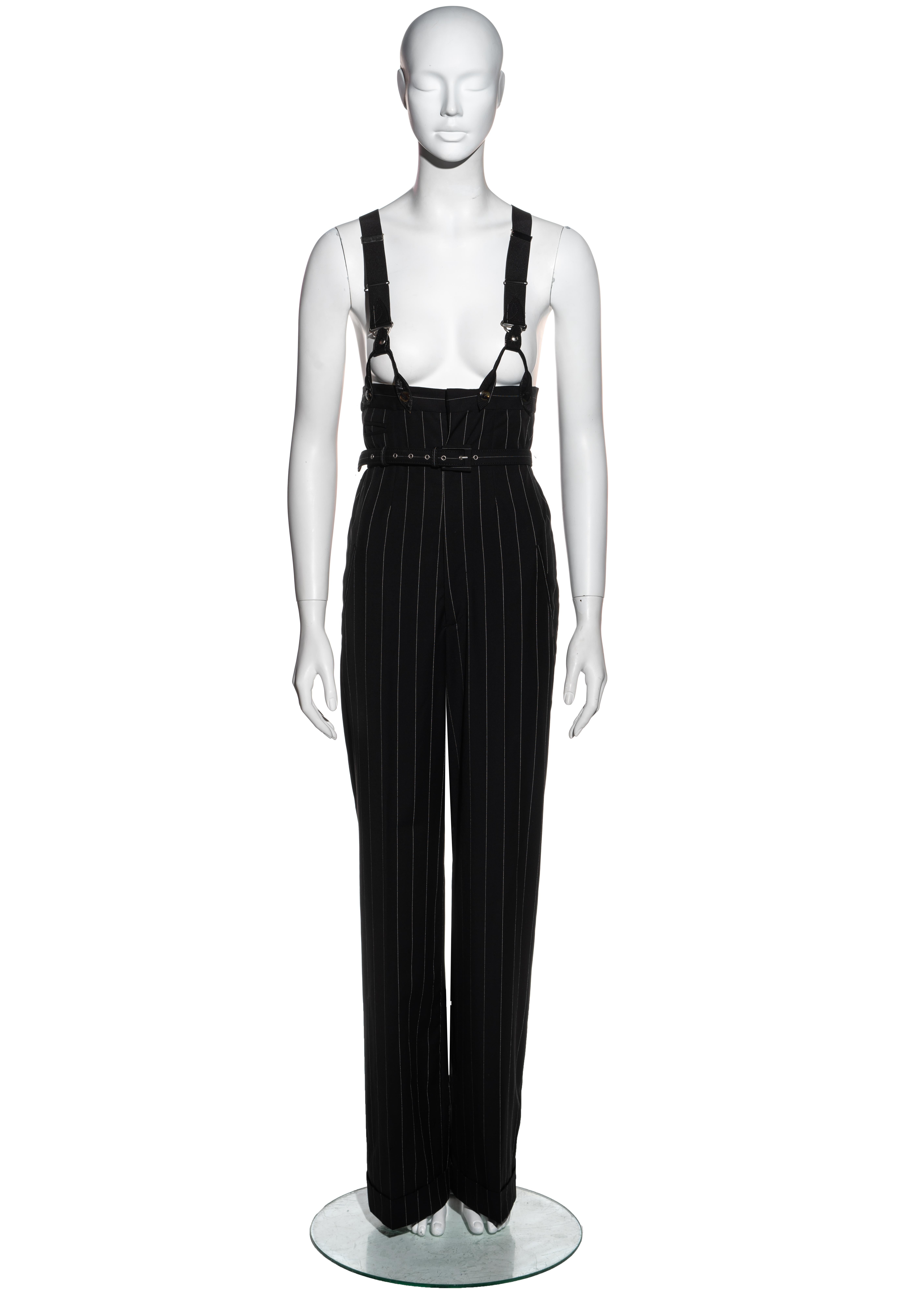 ▪ Jean Paul Gaultier pantalones de lana a rayas negros 
▪ Gran altura
▪ Cintura con cinturón 
▪ Tirantes sujetos con botones 
▪ Pierna ancha 
▪ IT 40 - FR 36 - UK 8 - US 6
▪ Otoño-Invierno 2002