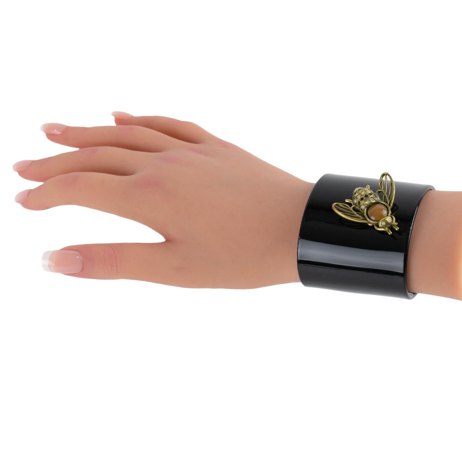 Bracciale ape Jean Paul Gaultier in resina nera e ottone in vendita 6