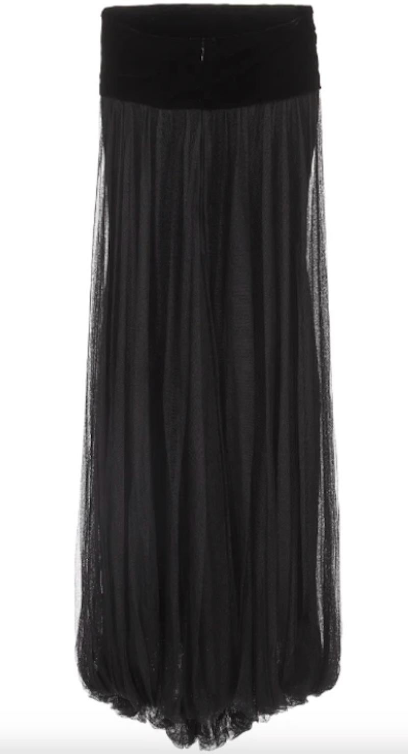 Jupe/robe en tulle noir avec détails en velours Jean Paul Gaultier. Cette pièce est époustouflante et polyvalente, et peut être portée aussi bien comme une jupe que comme une robe. La jupe en tulle avec bande de velours peut être associée au corsage